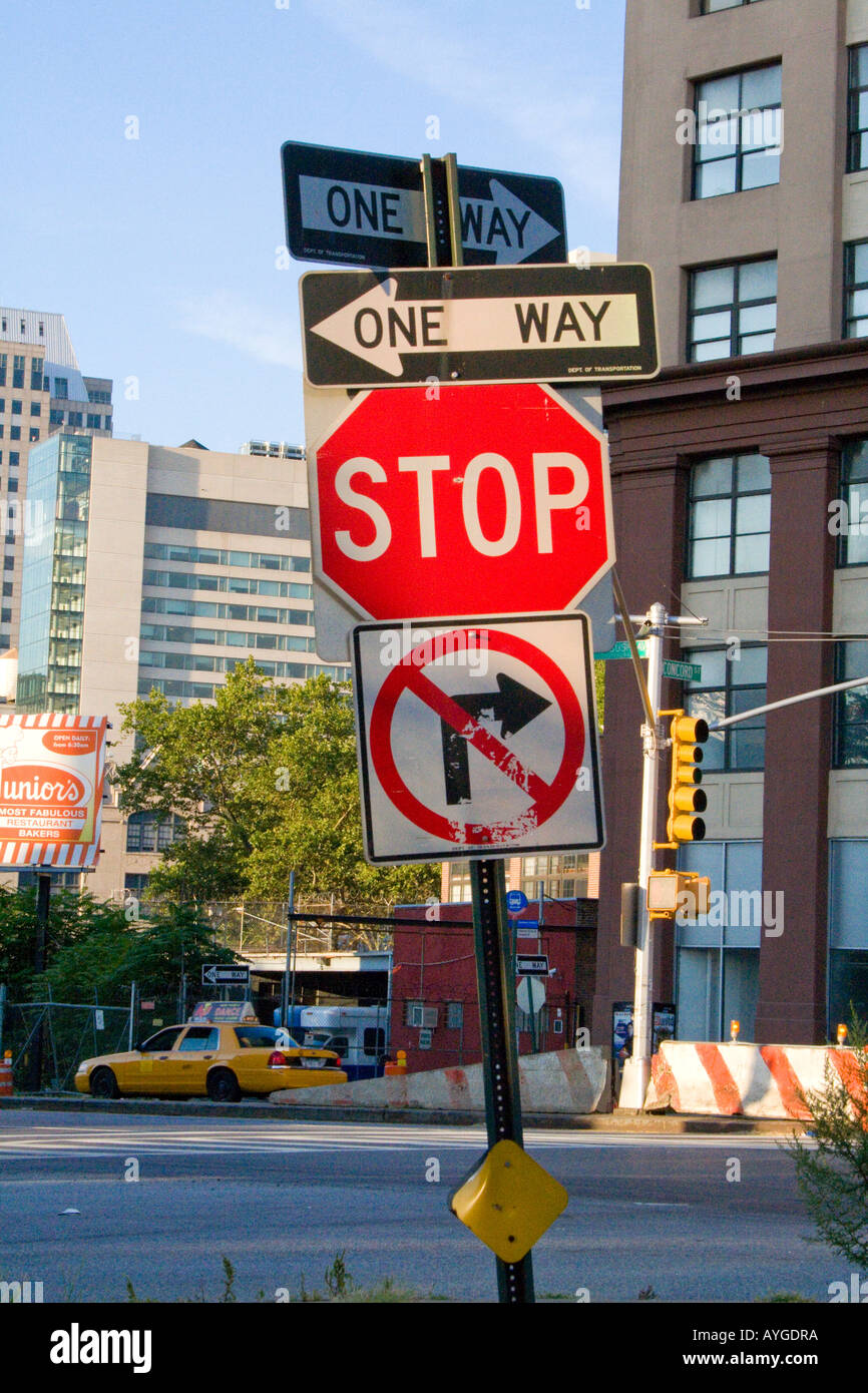 Verwirrende Straßenschilder New York City-NY-USA Stop keineswegs eine Rechtskurve Stockfoto