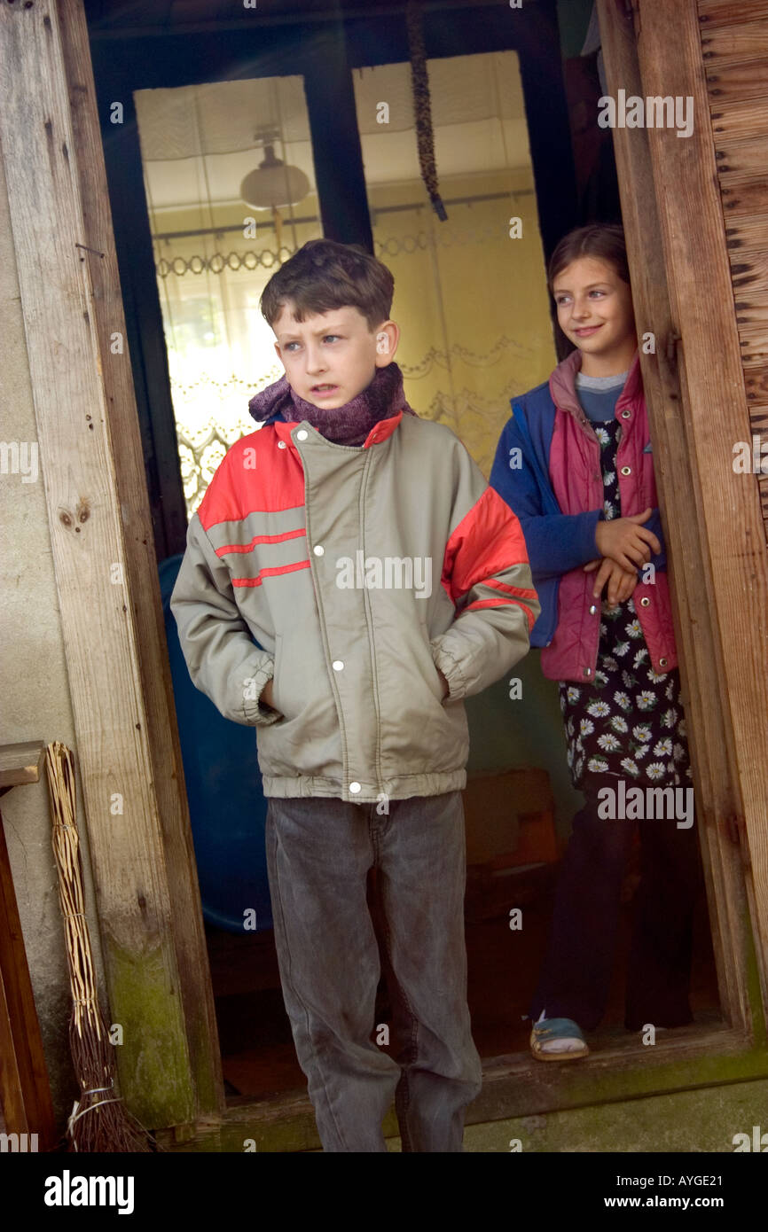 Polnische Bauern s Sohn und Tochter in ihre Tür Zawady Zentralpolen stehe Stockfoto