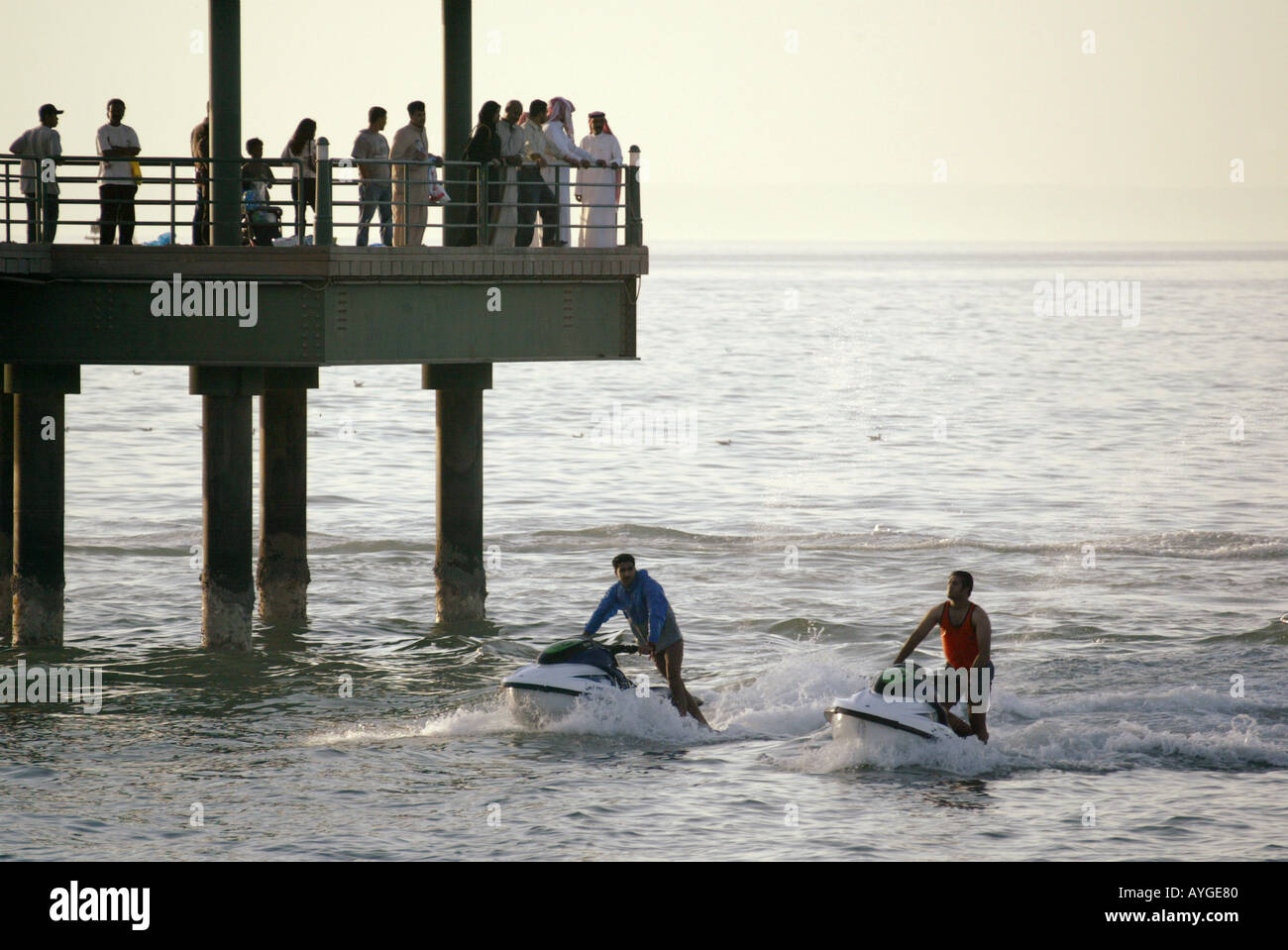 Kuwaitische s Uhr zwei junge Männer auf Jet-Skis von Sharq Pier in Kuwait-Stadt am Persischen Golf Stockfoto