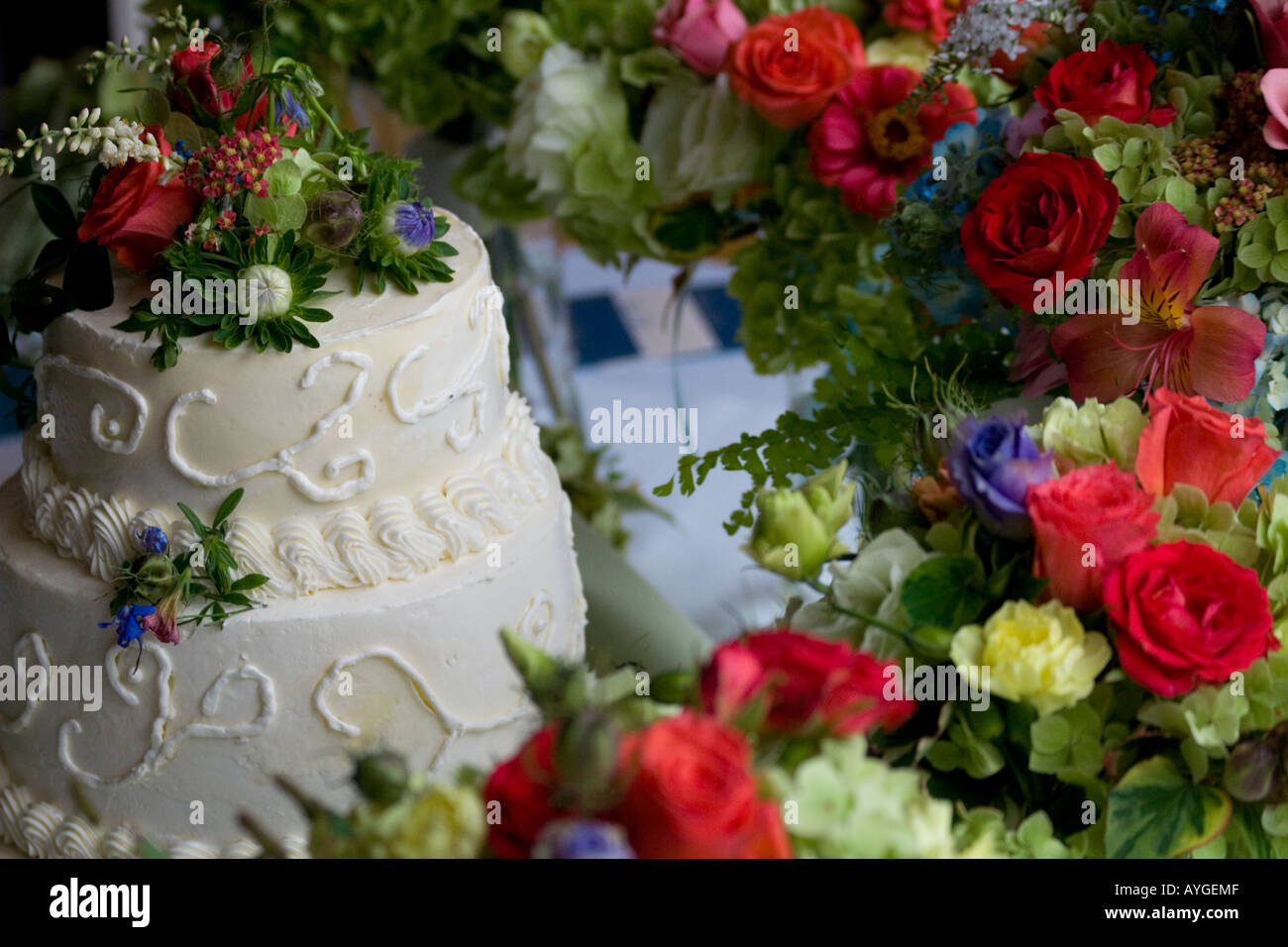 Hochzeitstorte mit Blüten Stockfoto