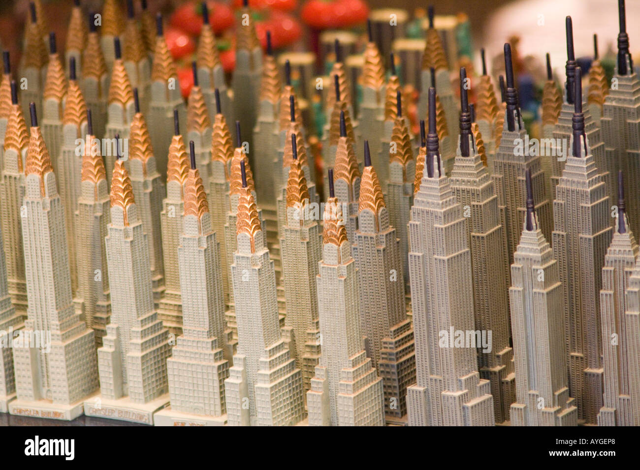 Kleines Souvenir Kopien des Empire State Building und das Chrysler Building in Times Square Tourist Shop New York Stockfoto