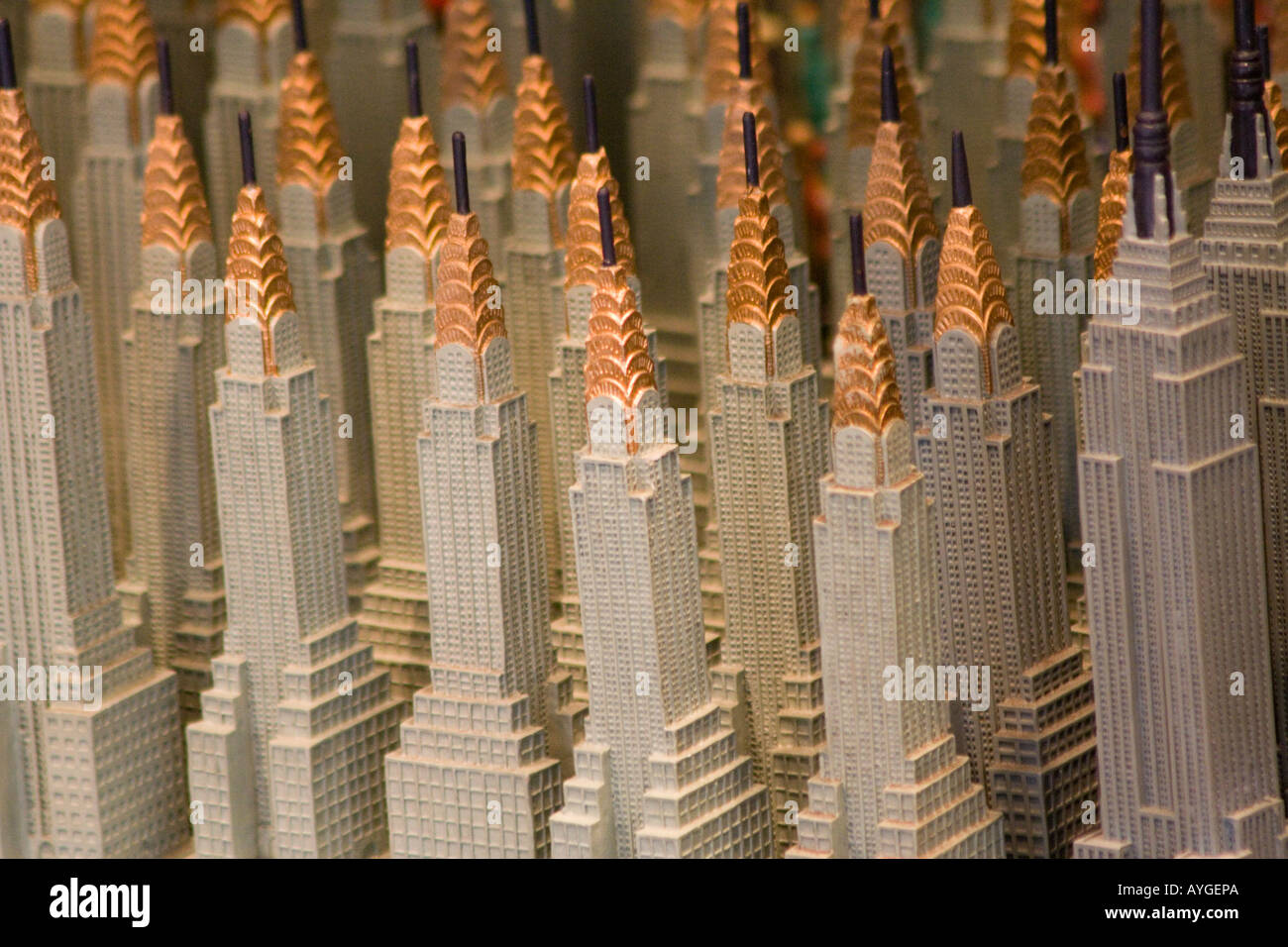 Kleines Souvenir Kopien des Empire State Building und das Chrysler Building in Times Square Tourist Shop New York Stockfoto
