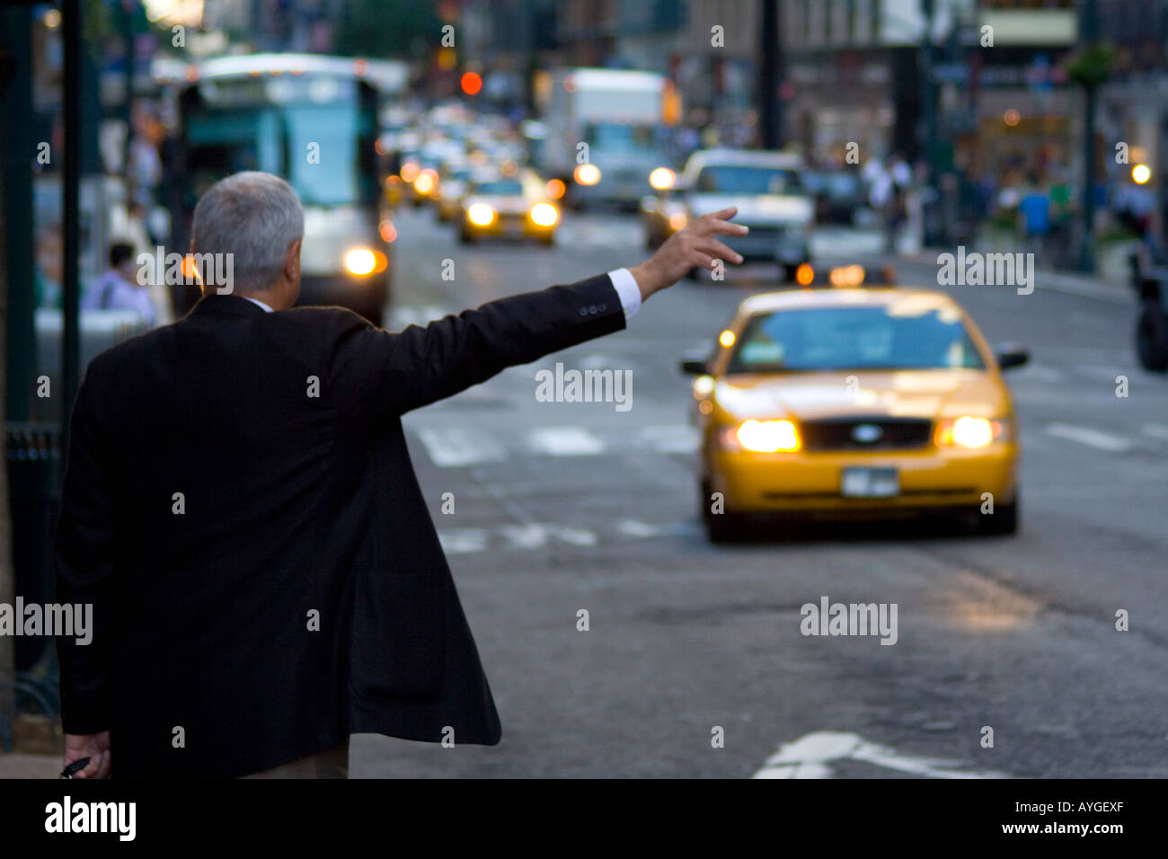 Geschäftsmann im Anzug mit seinem Arm, hagelt ein Taxi Manhattan New York CIty-NY-USA Stockfoto