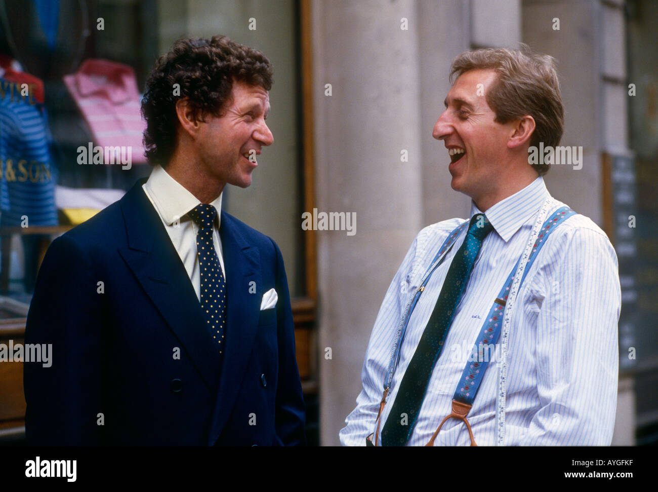 Master Savile Row Schneider im Chat außerhalb ihrer Geschäfte in Sackville Street London England Stockfoto