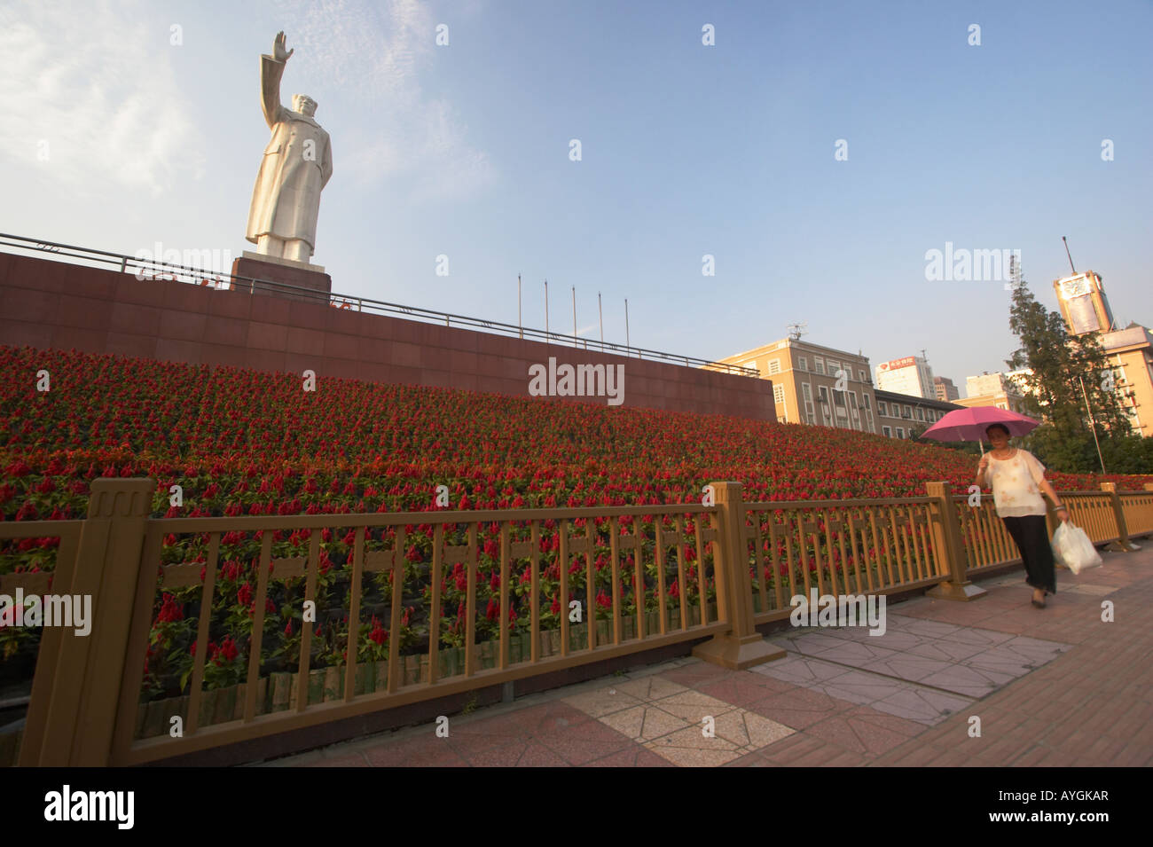 Frau zu Fuß vorbei an Mao Zedong Statue auf Tianfu Platz, Chengdu, China Stockfoto