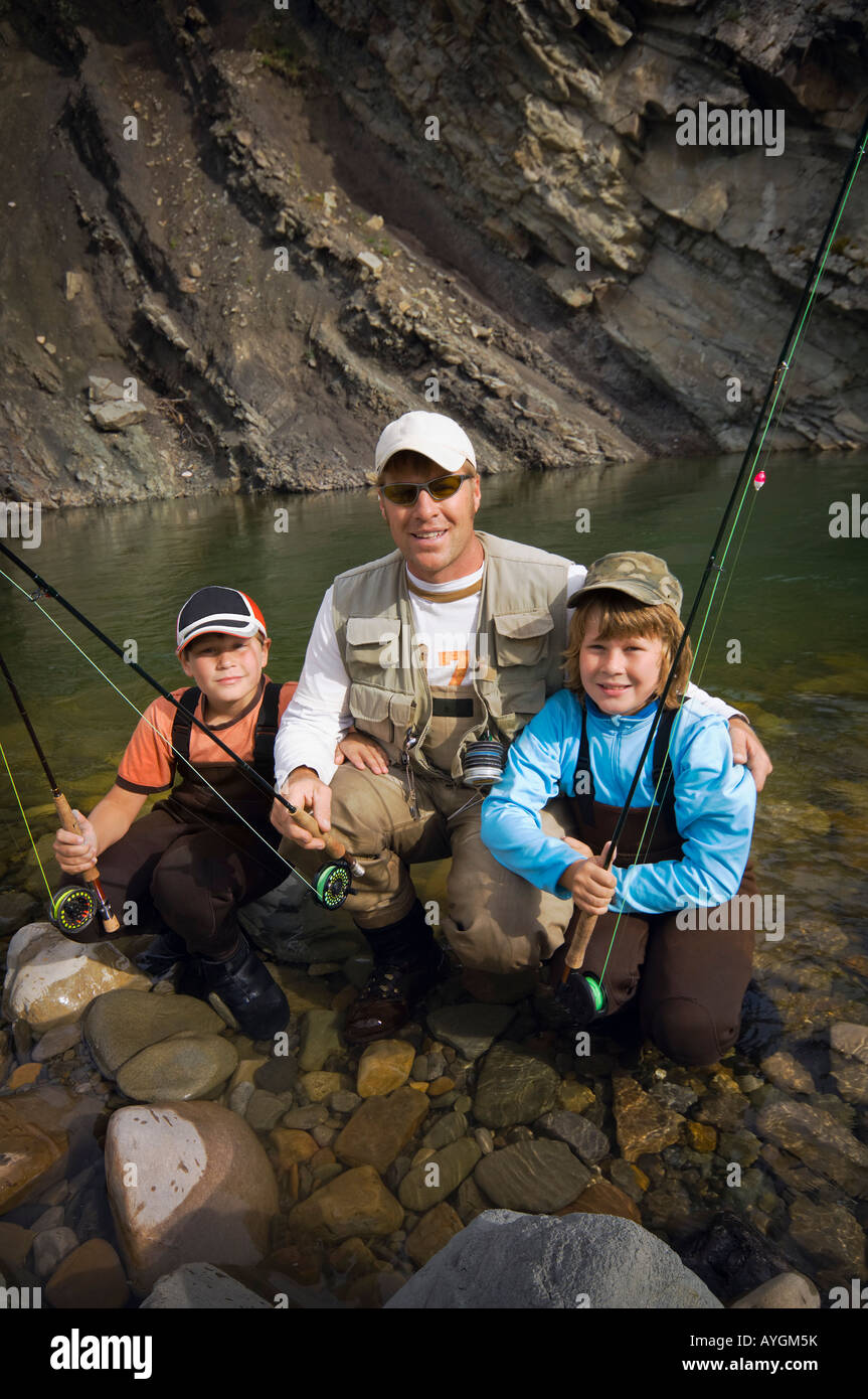 Vater und Söhne in einem Bergfluss Fliegenfischen Nordegg, Alberta, Kanada Stockfoto