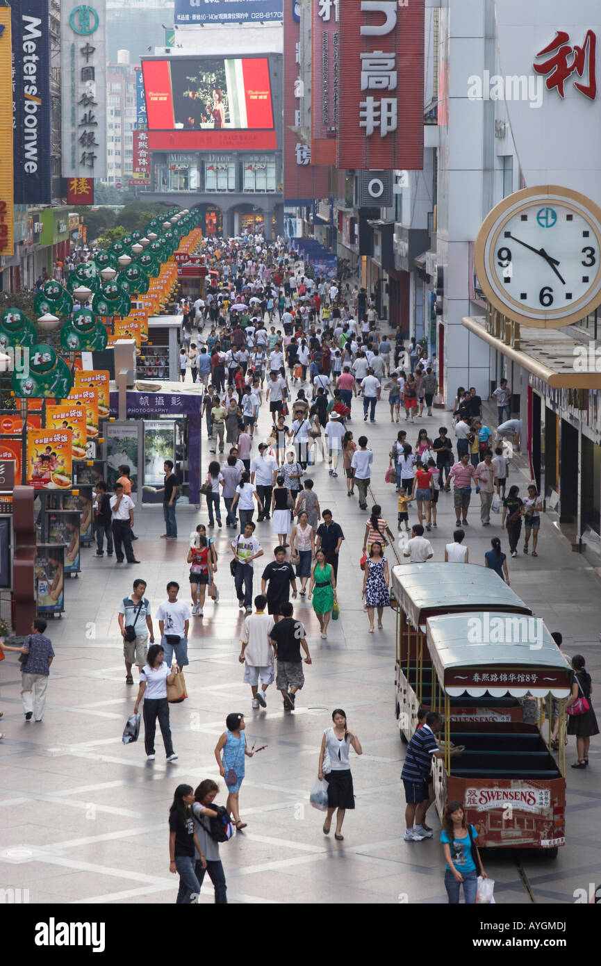 Käufer zu Fuß entlang der Fußgängerzone, Chengdu, China Stockfoto