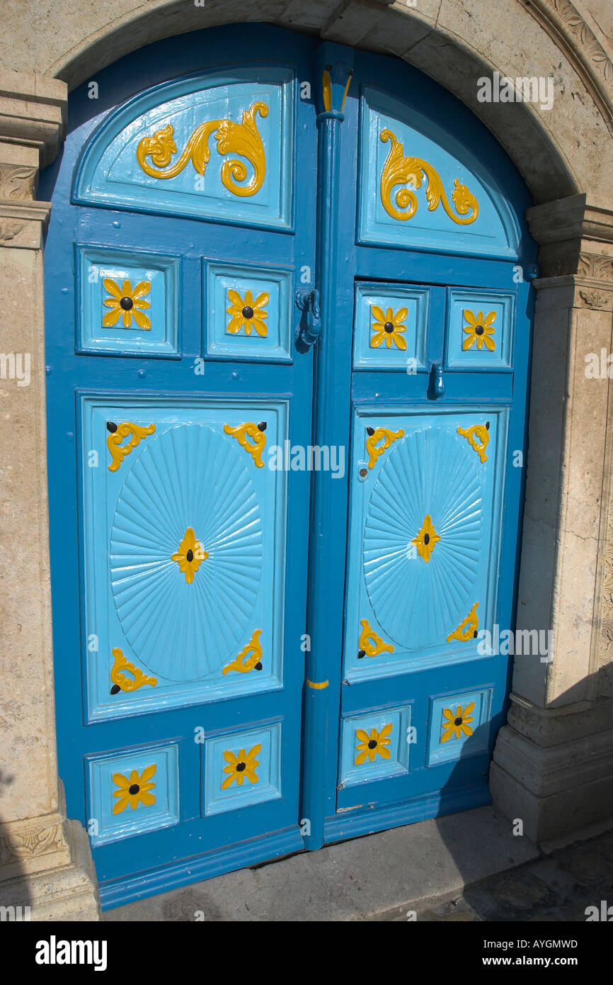 Blau und gelb dekoriert Doppeltüren Sidi Bou Said Dorf Tunesien Stockfoto