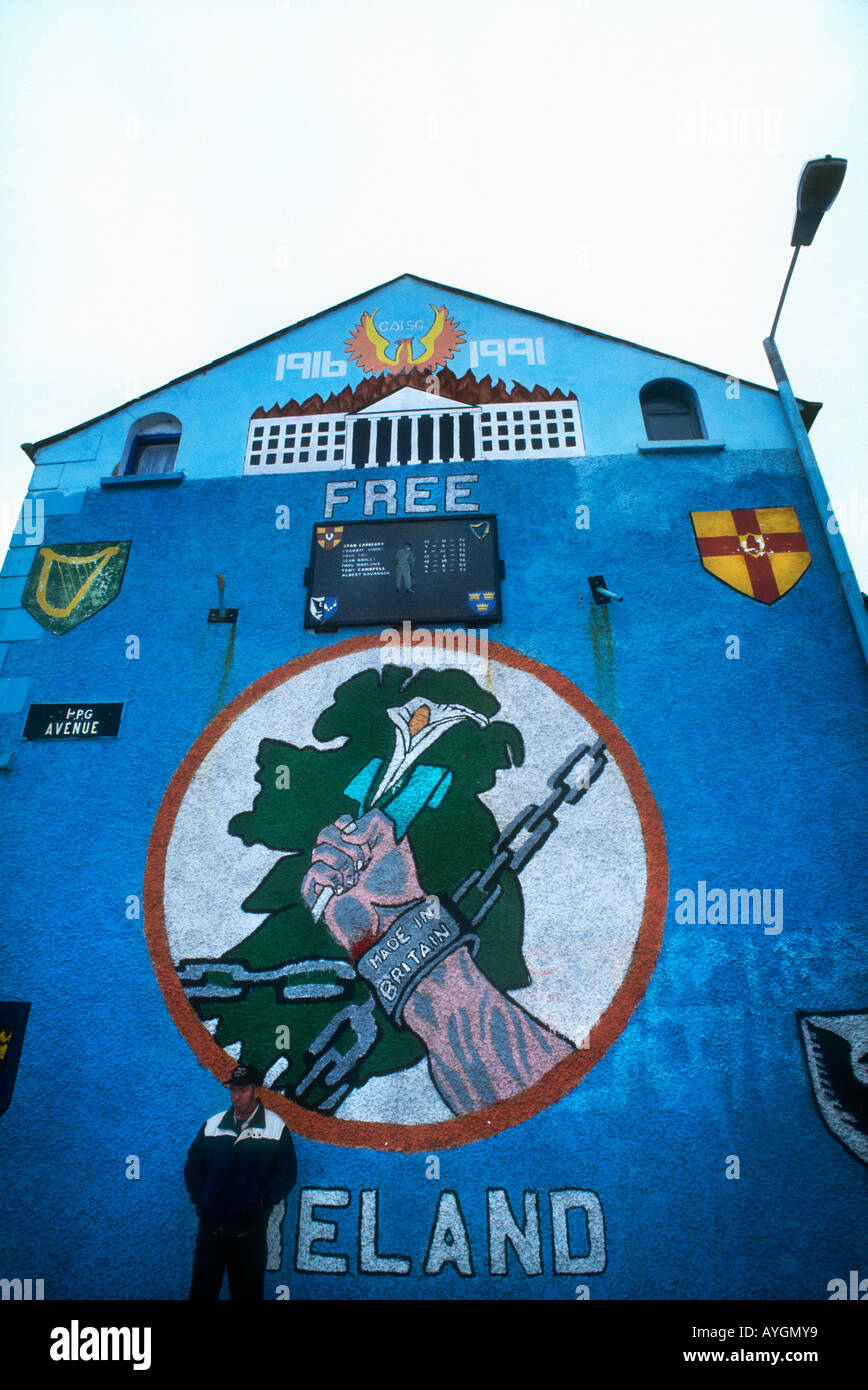 Political Straße Wandmalereien im katholischen Bereich die fällt Road West Belfast in Nordirland Stockfoto
