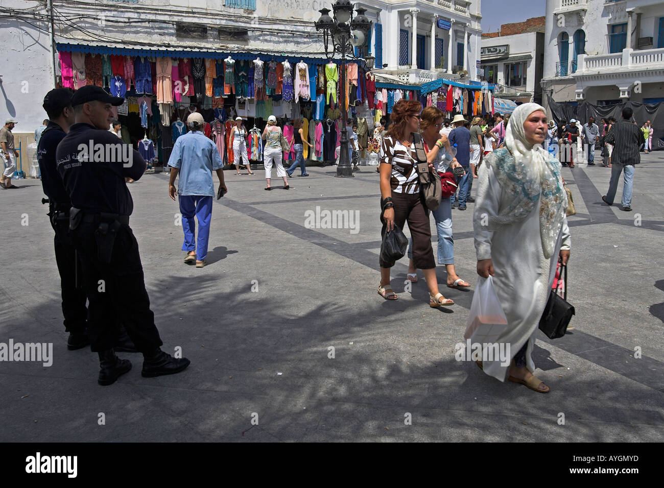 Frau in traditioneller Kleidung einkaufen mit Kind Place del la Victoire Medina Tunis Tunesien Stockfoto