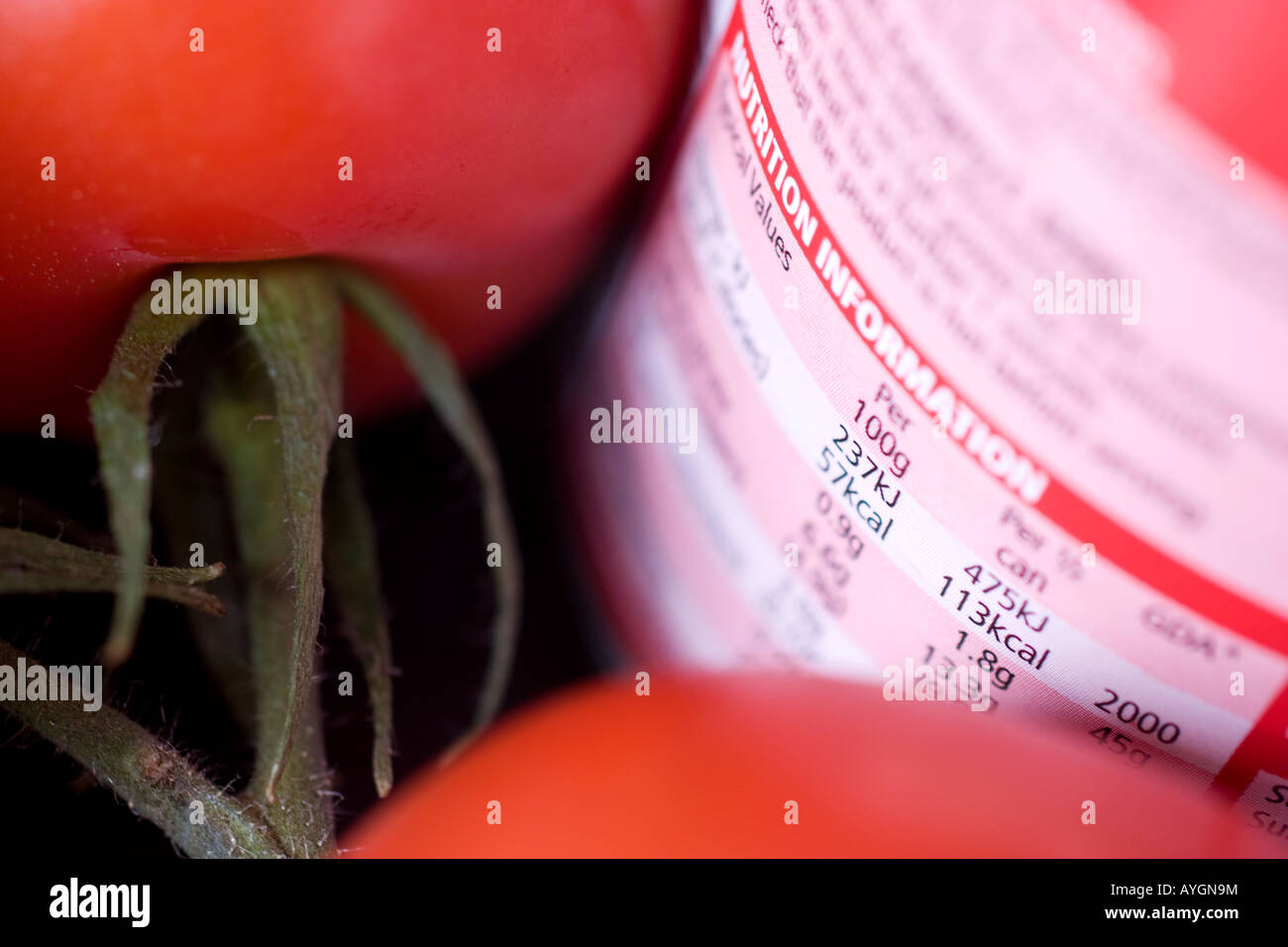 Beschriftung auf Etiketten von Lebensmitteln Zutaten können Tomatensuppe mit frischen Tomaten im Hintergrund ernährungswissenschaftlichen Informationen anzeigen Stockfoto