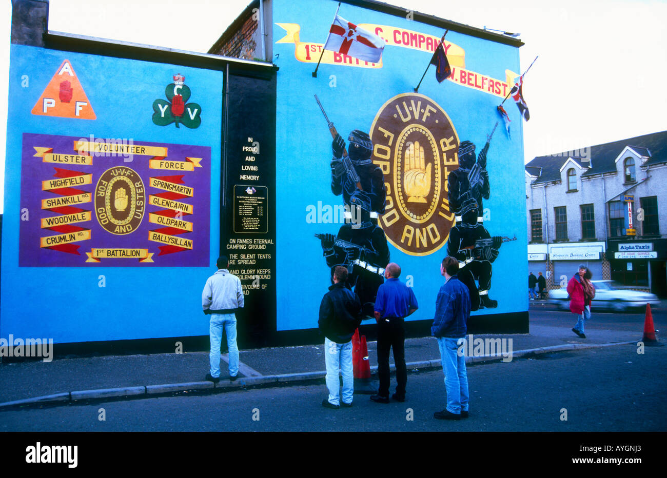 Wandmalereien auf den Straßen von Shankhill Rd Darstellung der paramilitärischen Kämpfe der Loyalisten West Belfast in Nordirland Stockfoto
