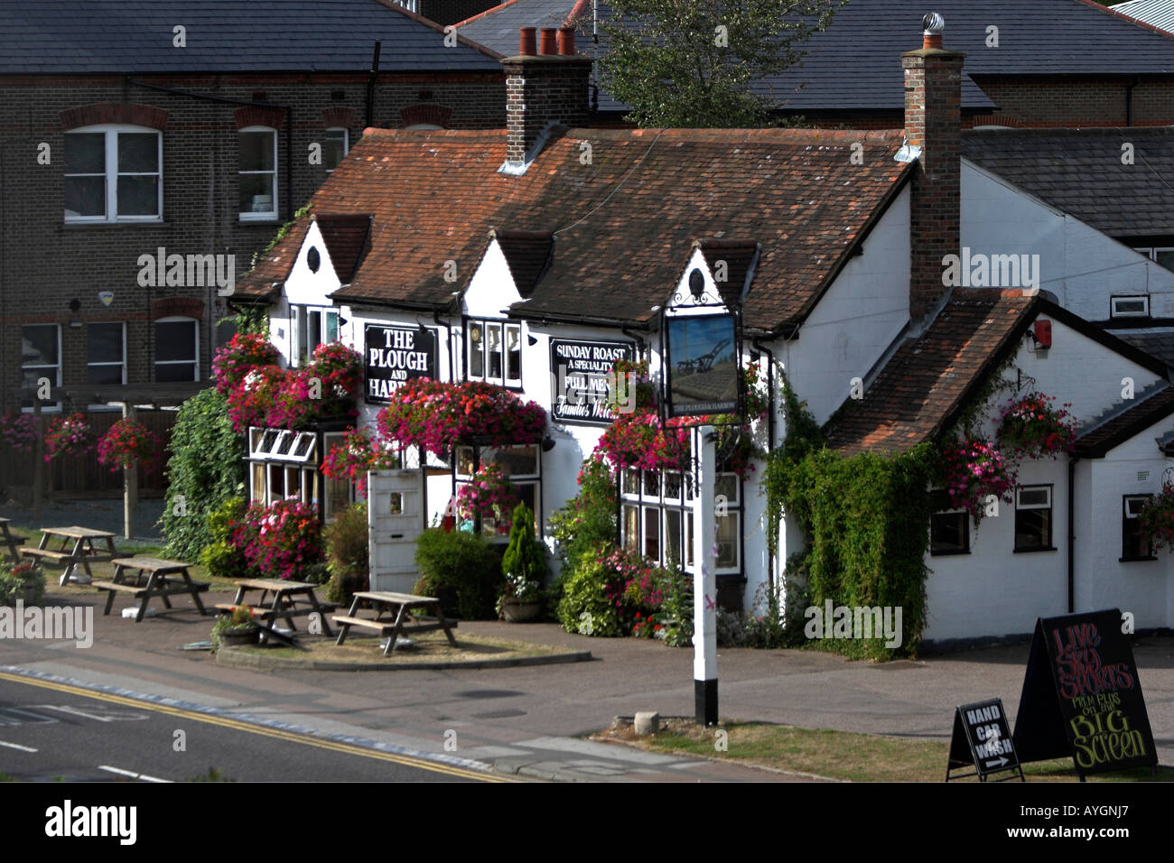 Traditionelles englisches öffentliches Haus mit hängenden Blumenkörben The Plough Und Harrow Southdown Harpenden Hertfordshire, Großbritannien Stockfoto