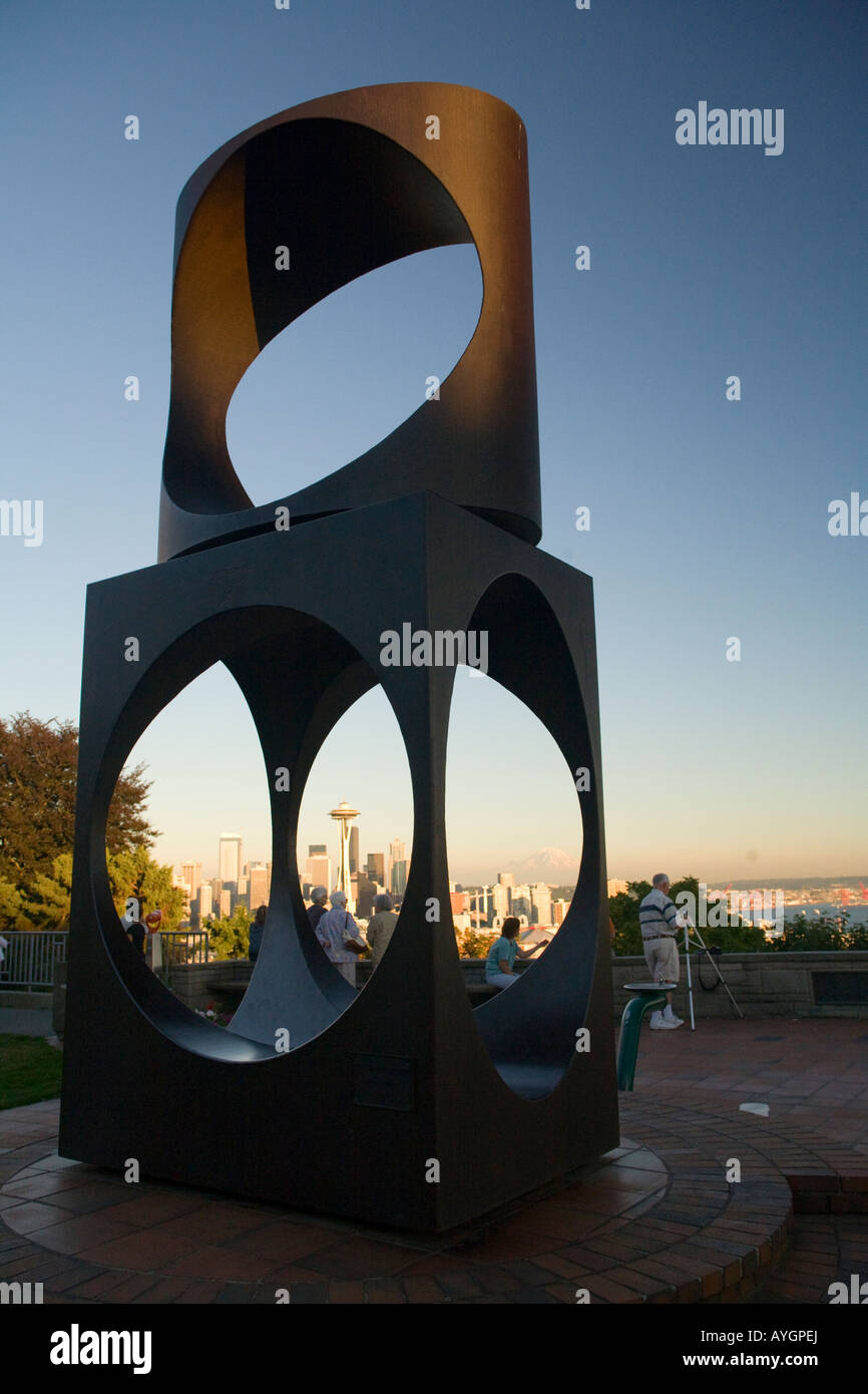 Seattle Washington Bildhauerei an Kerry Park mit der Innenstadt von Seattle und Mount Rainier im Hintergrund Stockfoto