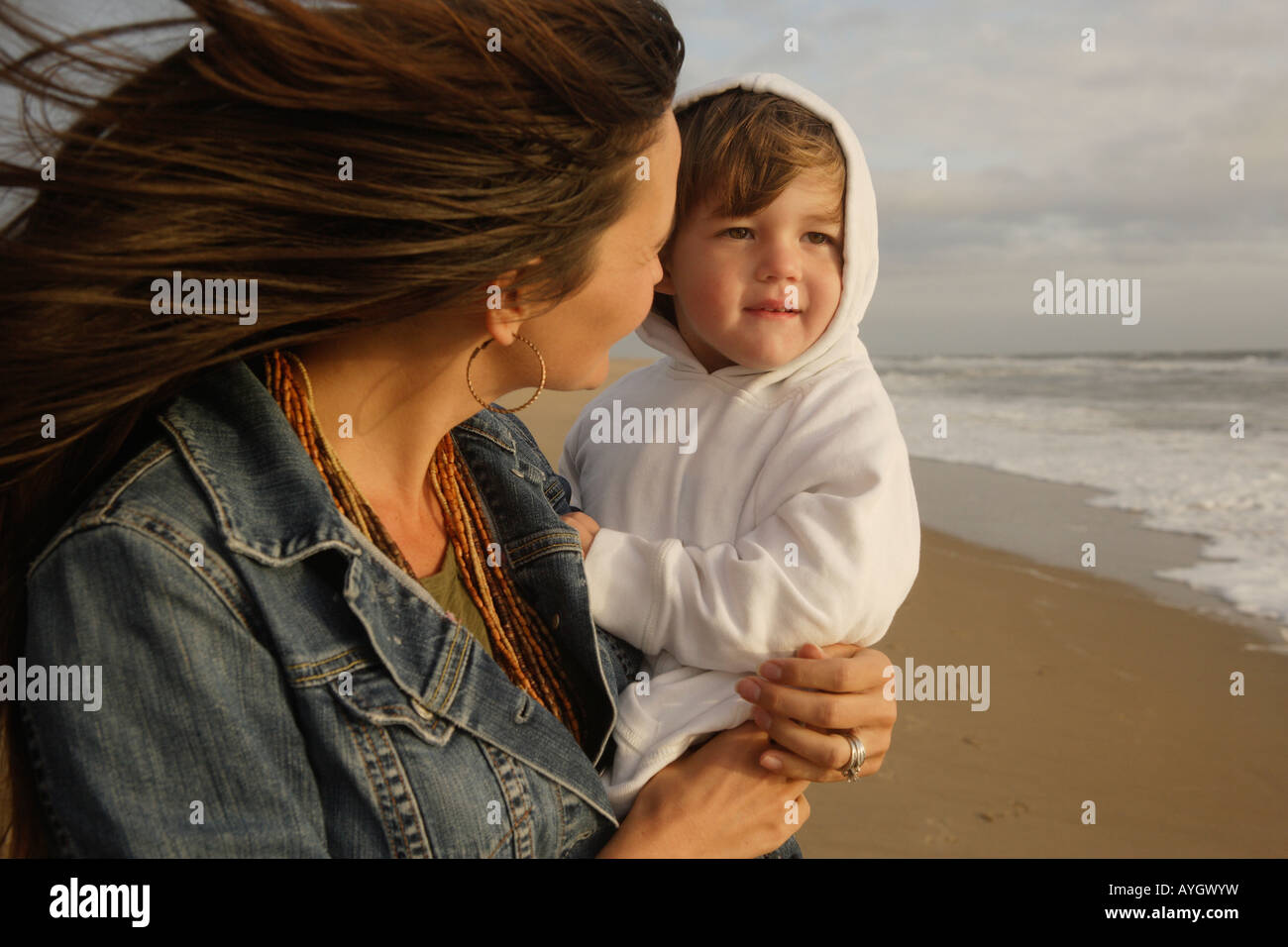 Mutter halten Baby am Strand Stockfoto