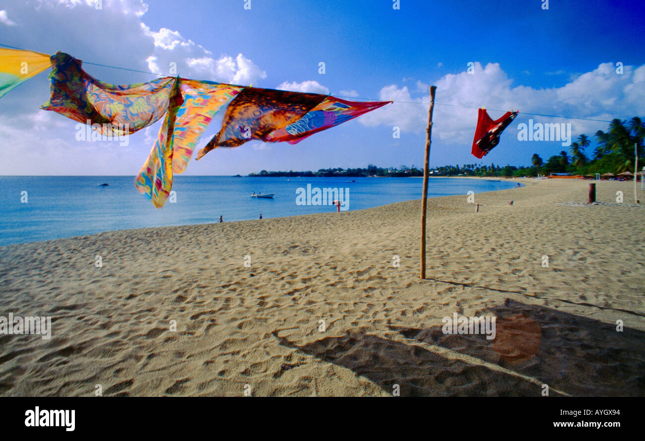 Turtle Beach Tobago Sarongs im Wind wehen Stockfoto