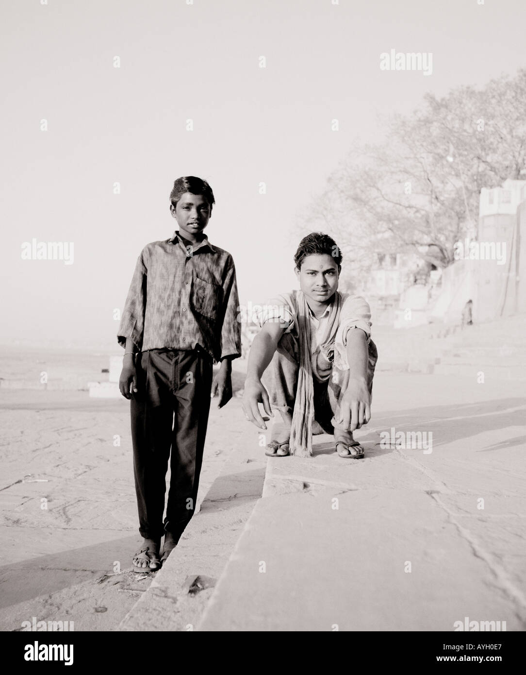 Die Ghats des Ganges in Varanasi Benares in Uttar Pradesh in Indien in Südasien. Menschen Kindheit Boy Portrait Porträt Reportage Reisen Stockfoto