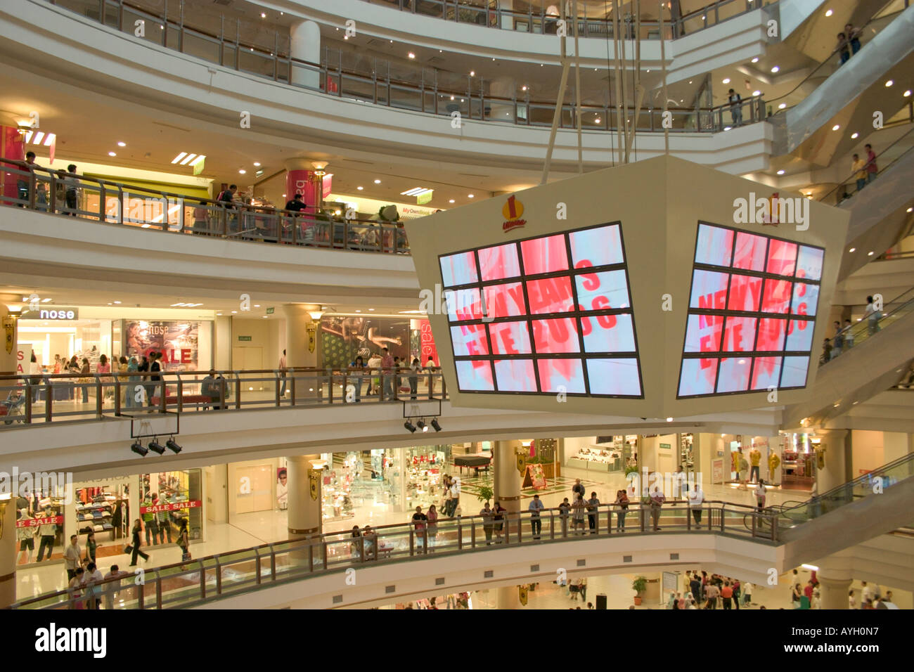 Ein Utama Shopping-Mall in Malaysia, Süd-Ost Asien mit mehreren TV Riesen Informationsbildschirm Stockfoto