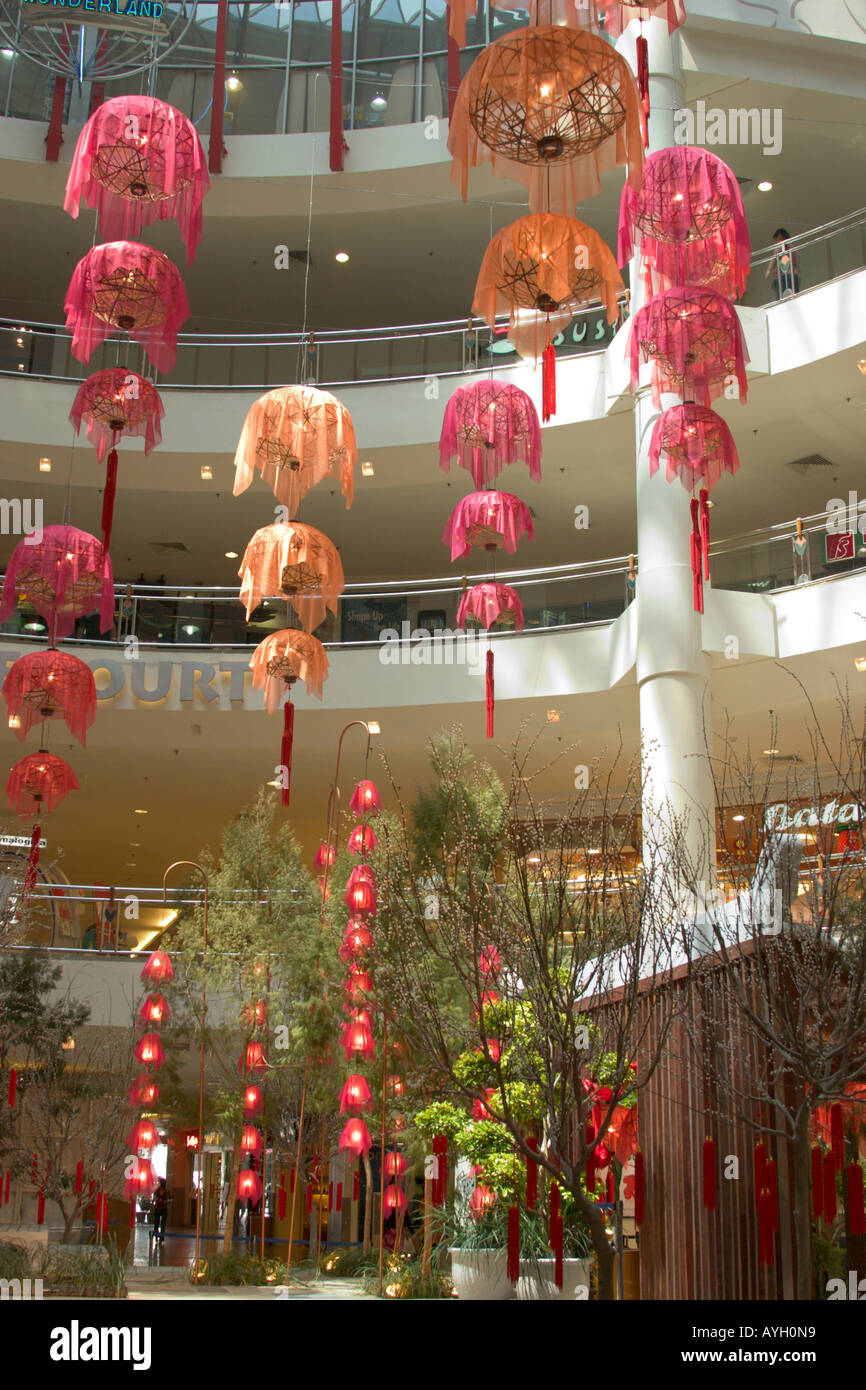Einkaufszentrum in Malaysia, Süd-Ost-Asien dekoriert für chinesische Neujahrsfest Stockfoto