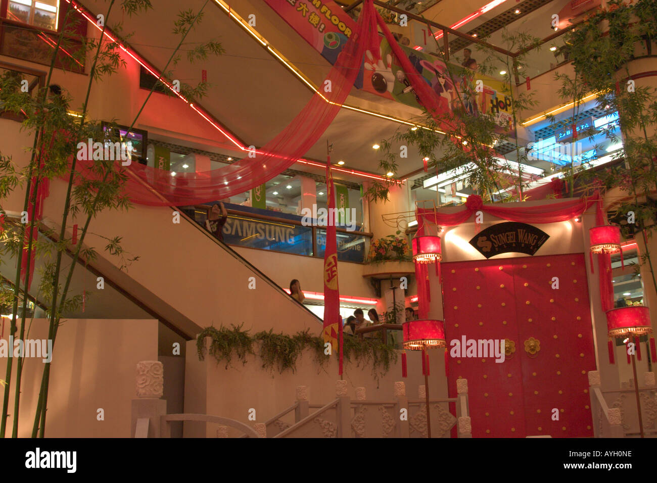 Einkaufszentrum in Malaysia, Süd-Ost-Asien dekoriert für chinesische Neujahrsfest Stockfoto