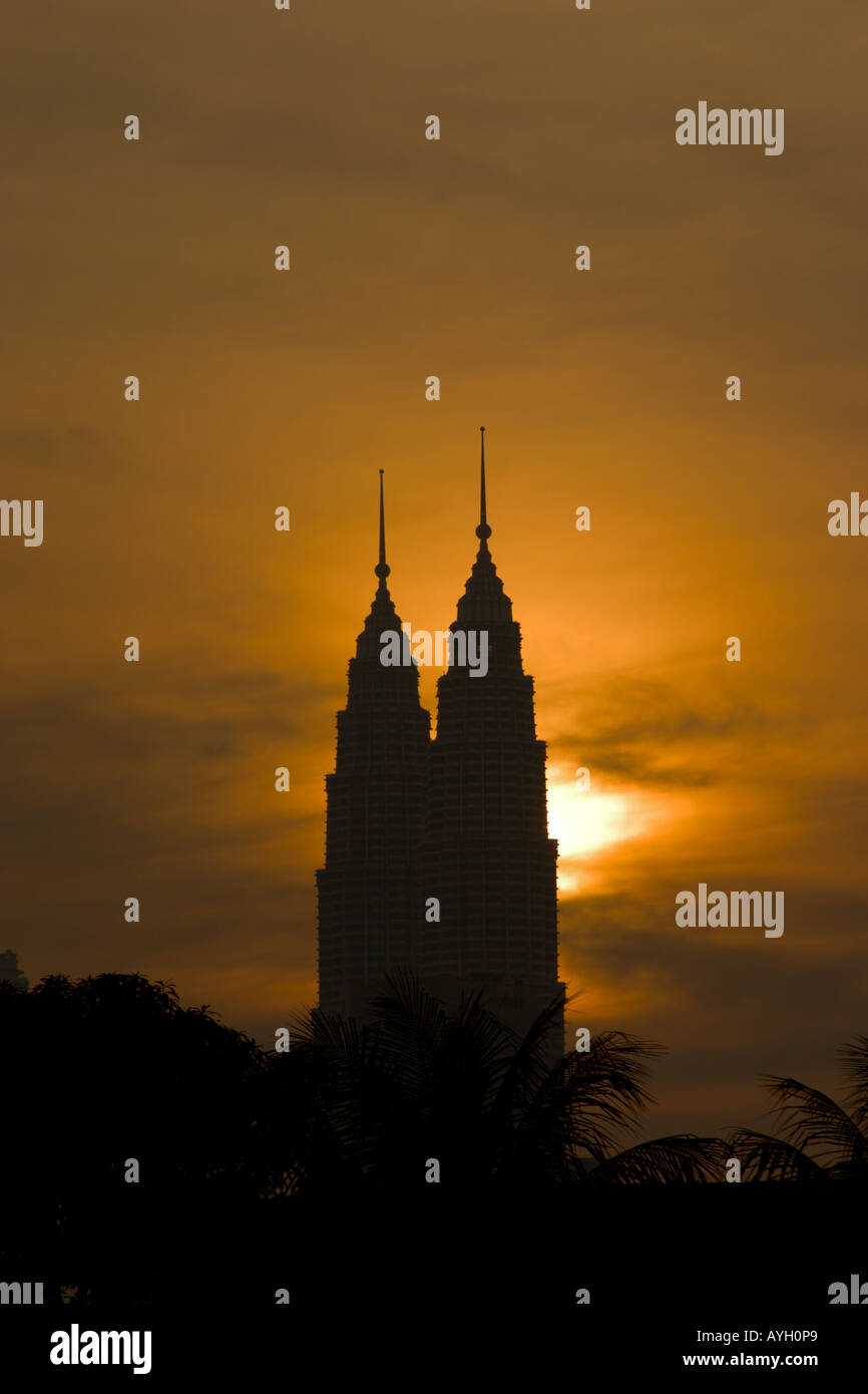 Silhouette der Petronas Twin Towers bei Sonnenuntergang Stockfoto