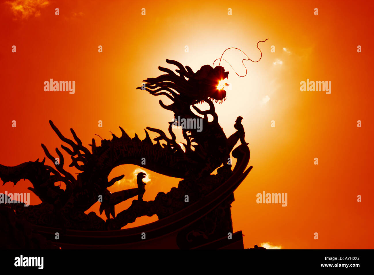 Silhouette des Drachen auf chinesischen Tempel Dach mit dramatischen roten Bloodlight schnitzen Stockfoto