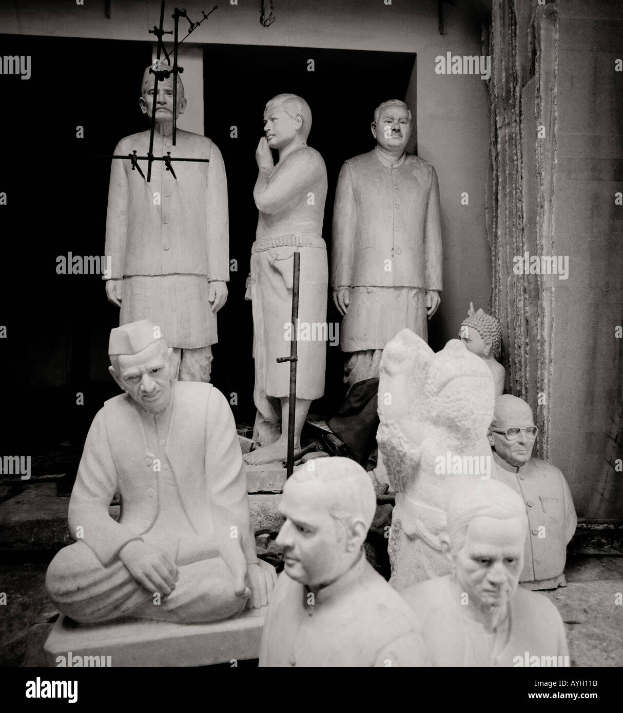Bildhaueratelier in Varanasi Benares in Uttar Pradesh in Indien in Südasien. Kunst schnitzen Menschen Geschichte Geschichtswerk Kultur Kulturreise Stockfoto