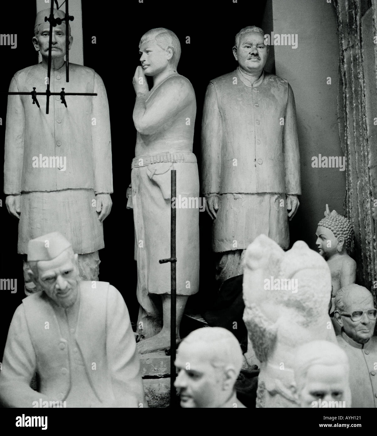 Bildhaueratelier in Varanasi Benares in Uttar Pradesh in Indien in Südasien. Kunst schnitzen Menschen Geschichte Geschichtswerk Kultur Kulturreise Stockfoto