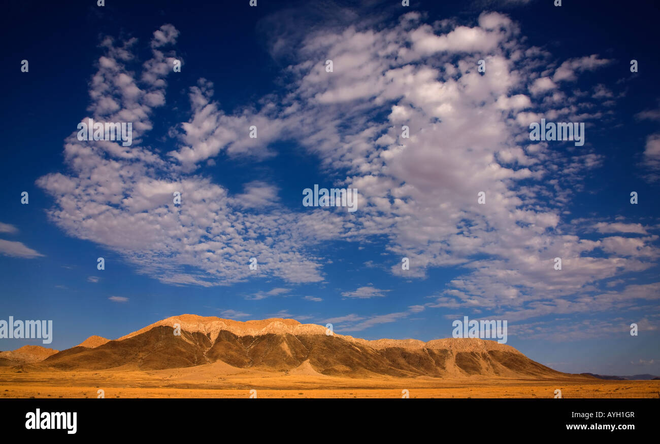 Wolken am blauen Himmel über Berg, Namib-Wüste, Namibia, Afrika Stockfoto