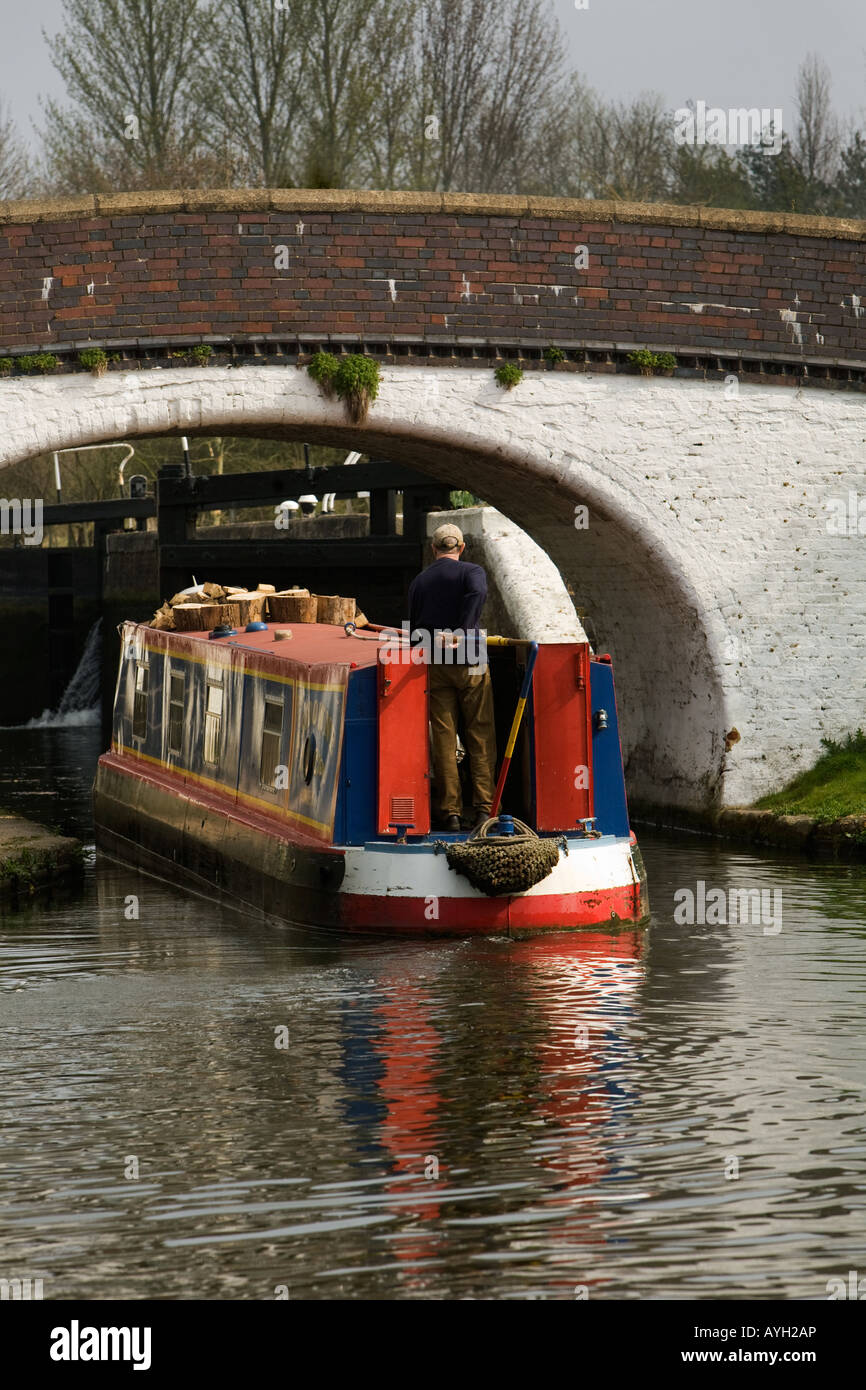 Schmale Boot unter einer Kanalbrücke an Stocker Schleuse am Grand Union Canal in der Nähe von Rickmansworth, Herts. Stockfoto