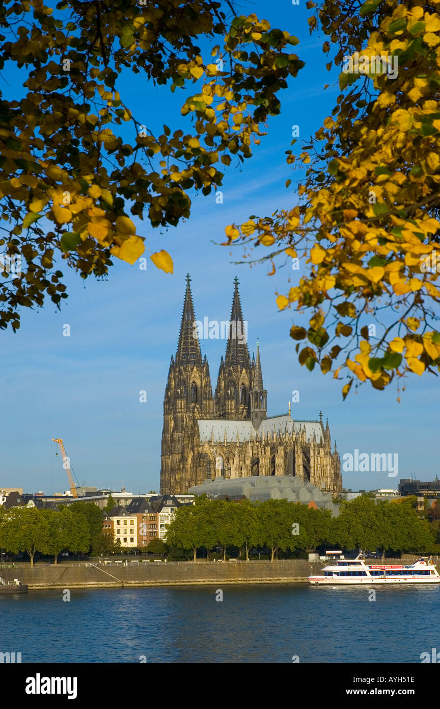 Europa Deutschland Nordrhein-Westfalen Köln Dom und hohenzollernbrucke tagsüber Stockfoto