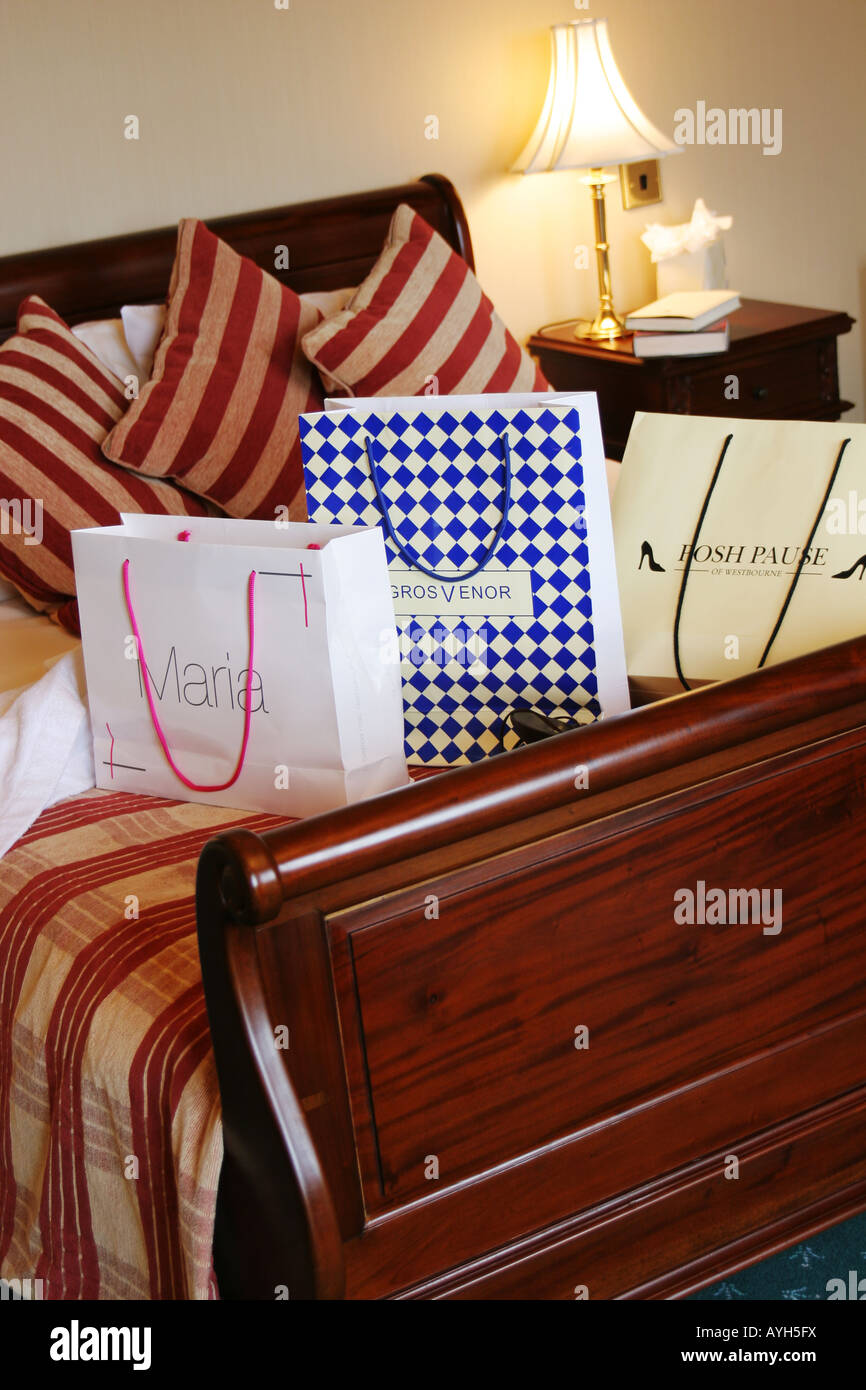 Einkaufstüten auf Hotelbett. Stockfoto