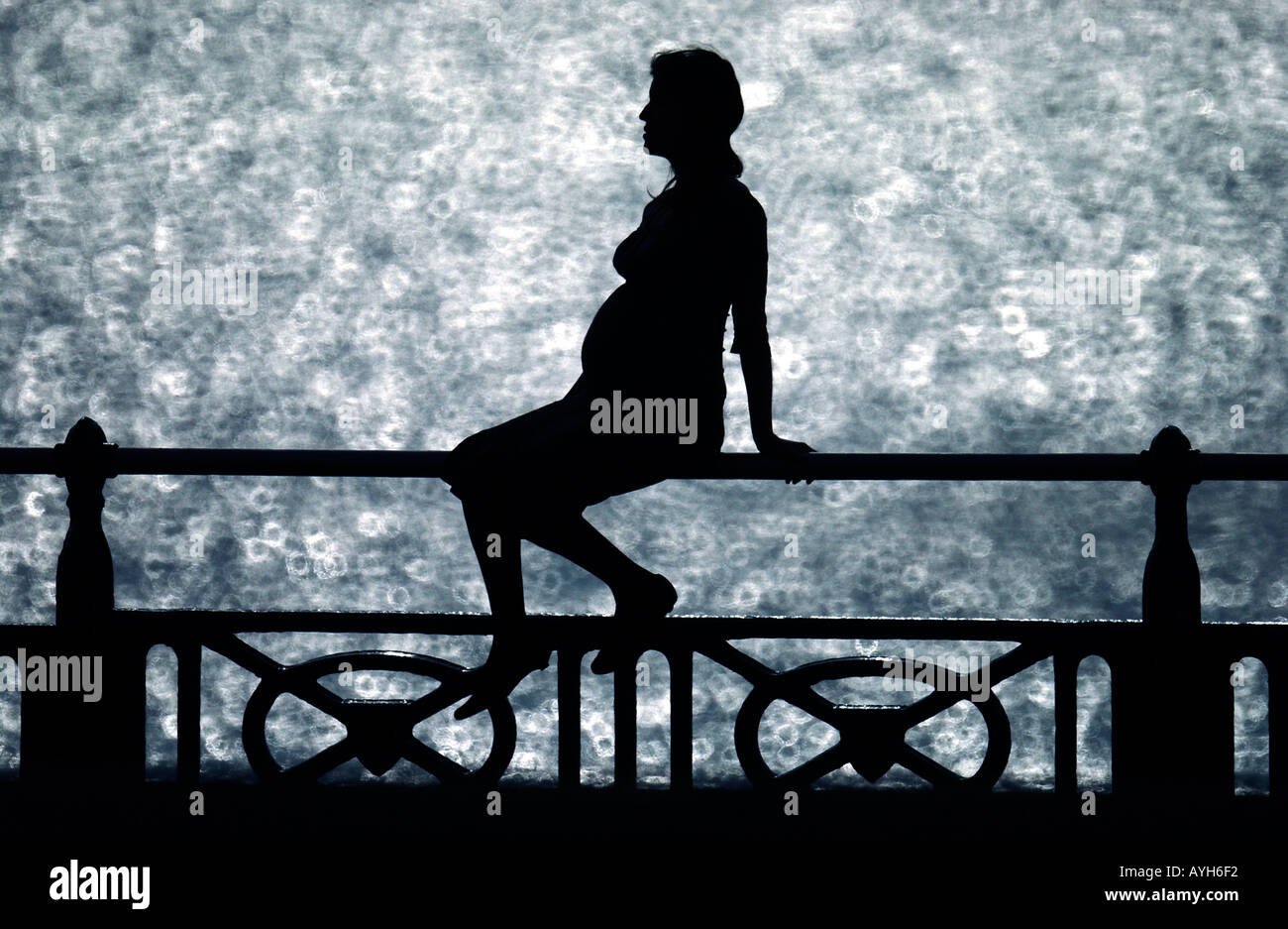 Mutter zu sein entspannt durch das glitzernde Meer auf dem Abschlussball der Stadt Brighton und Hove Stockfoto