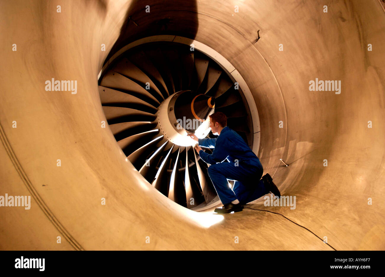 Ein Monteur inspiziert die Lüfterflügel Trent 800 Aero Engine für eine Boeing 777-Flugzeuge bei Rolls-Royce-Fabrik Stockfoto