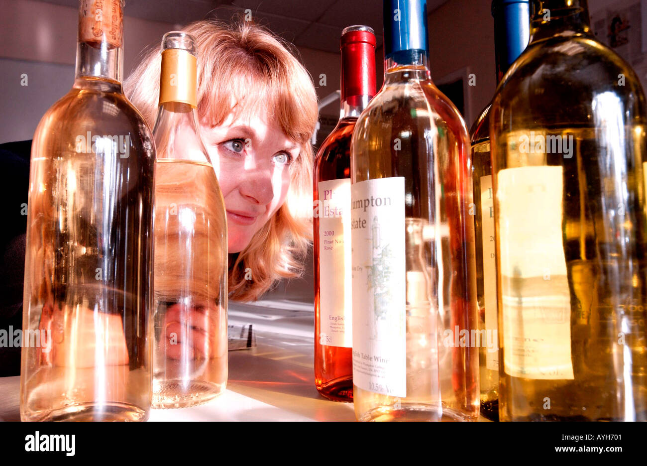 Frau Wein-Experten und Wissenschaftler dabei Qualitätskontrolletests auf Wein von Sussex Weingut produziert Stockfoto