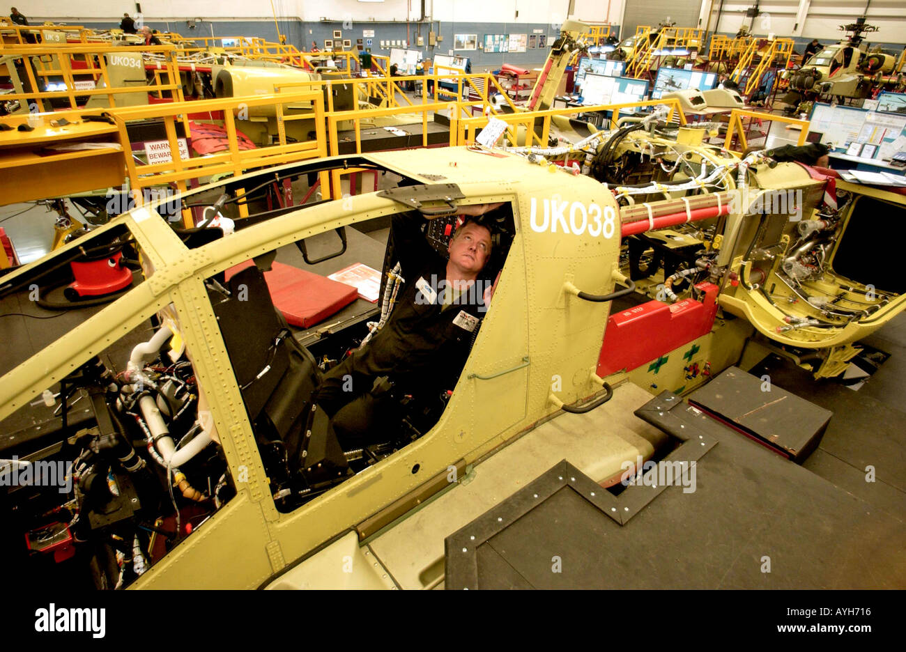 Ein Monteur arbeitet an der Westland Hubschrauber Fabrik Yeovil Somerset Avon Großbritannien UK Großbritannien Stockfoto