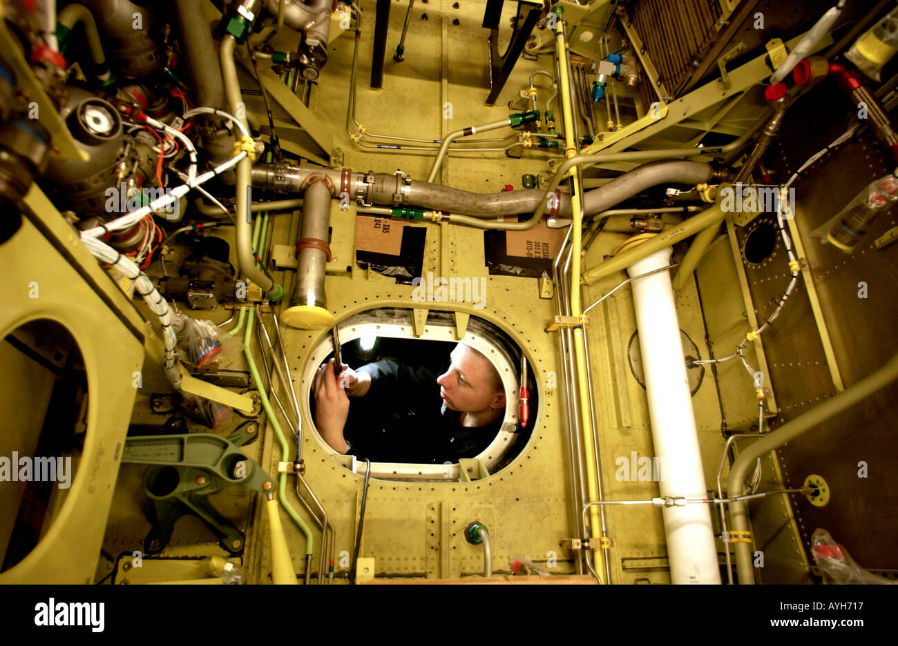Ein Auszubildender fitter an Westland Hubschrauber Fabrik Yeovil Somerset Avon Großbritannien UK Großbritannien Stockfoto