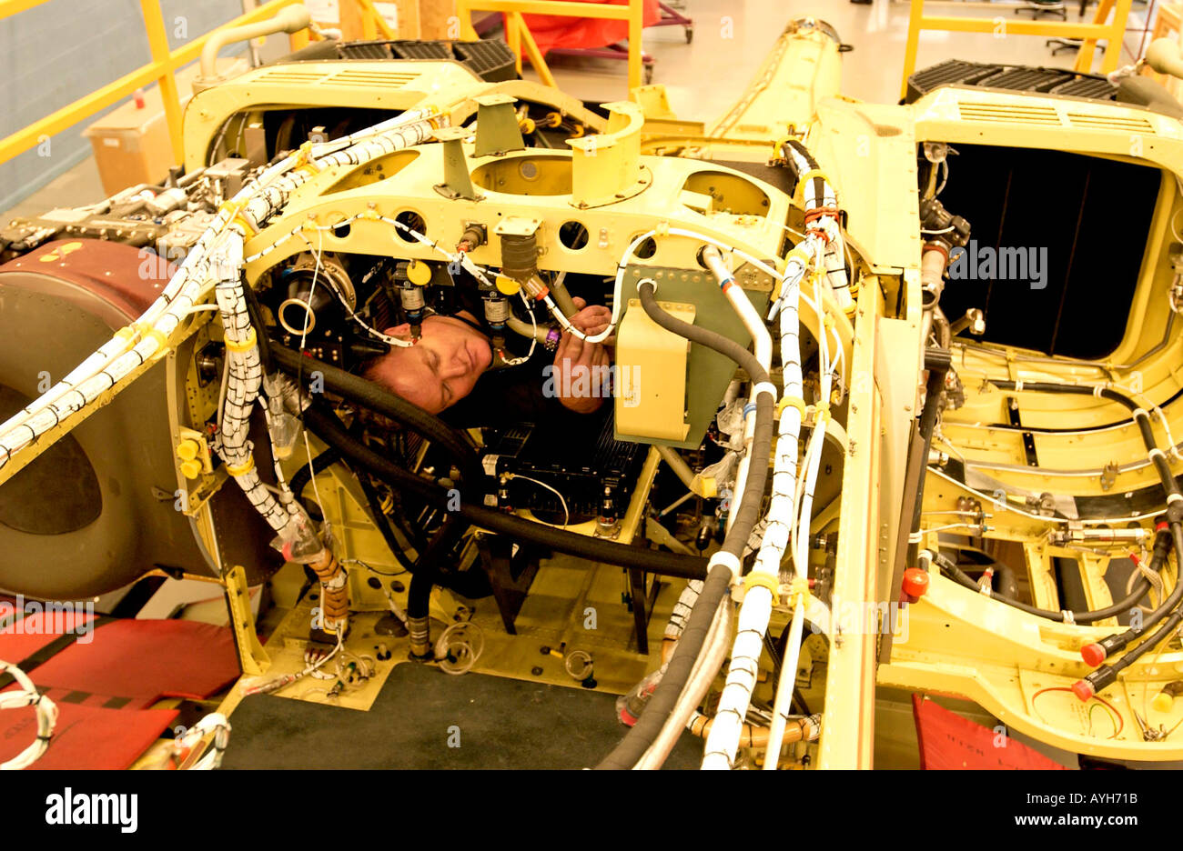 Ein Monteur an der Westland Hubschrauber Fabrik Yeovil Somerset Avon Großbritannien UK Großbritannien Stockfoto