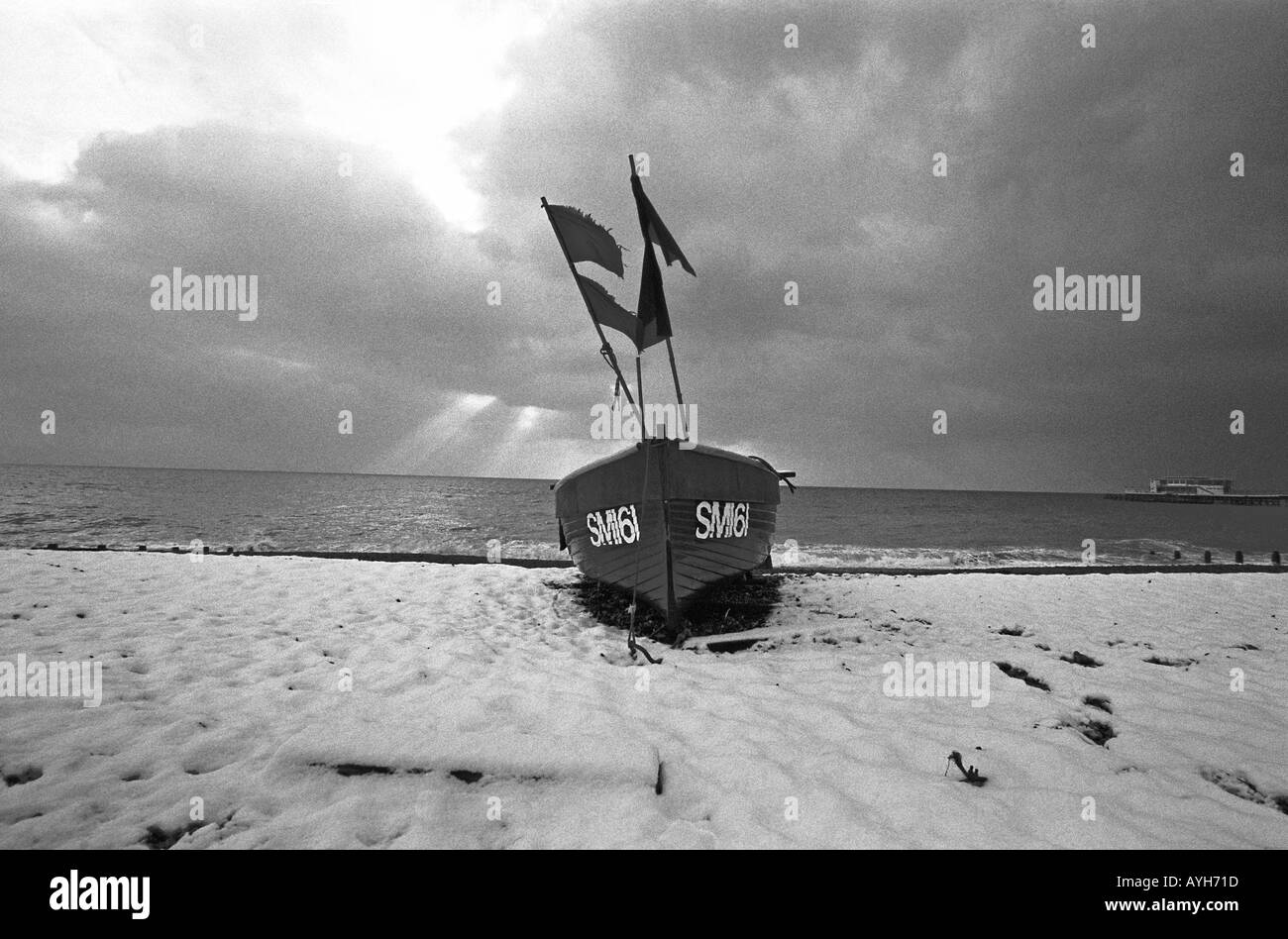 Ein Fischerboot, bestäubt mit Schnee am Strand von Brighton Stockfoto