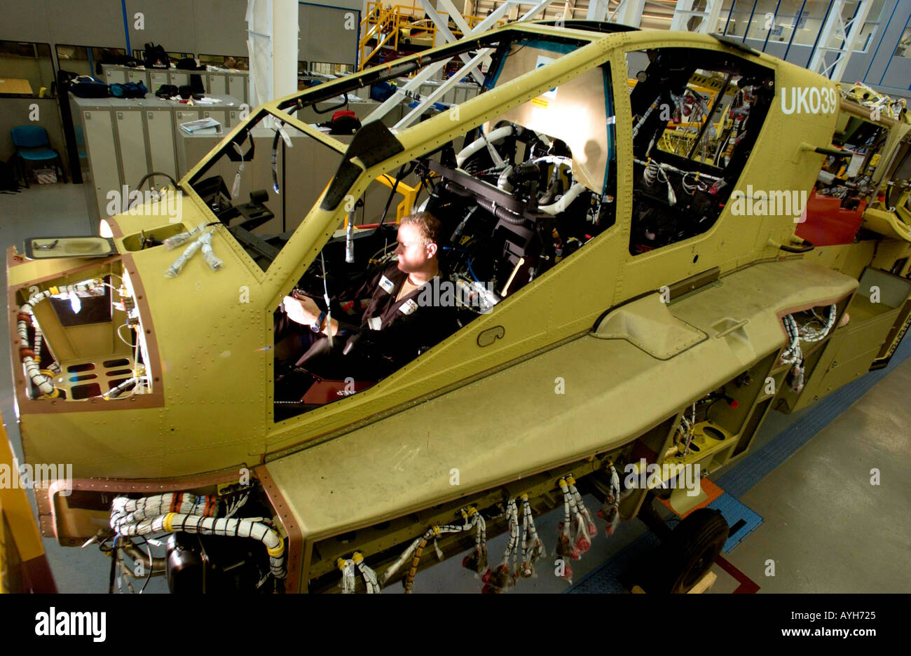Qualifizierten Monteur arbeitet an der Westland Hubschrauber Fabrik Yeovil Somerset Avon Großbritannien UK Großbritannien Stockfoto
