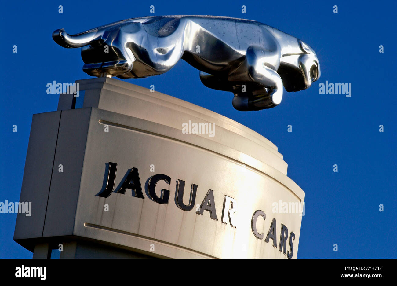 Jaguar Auto Symbol The Leaper auf einem Sockel über das Werk Browns Lane in Coventry, Warwickshire Stockfoto