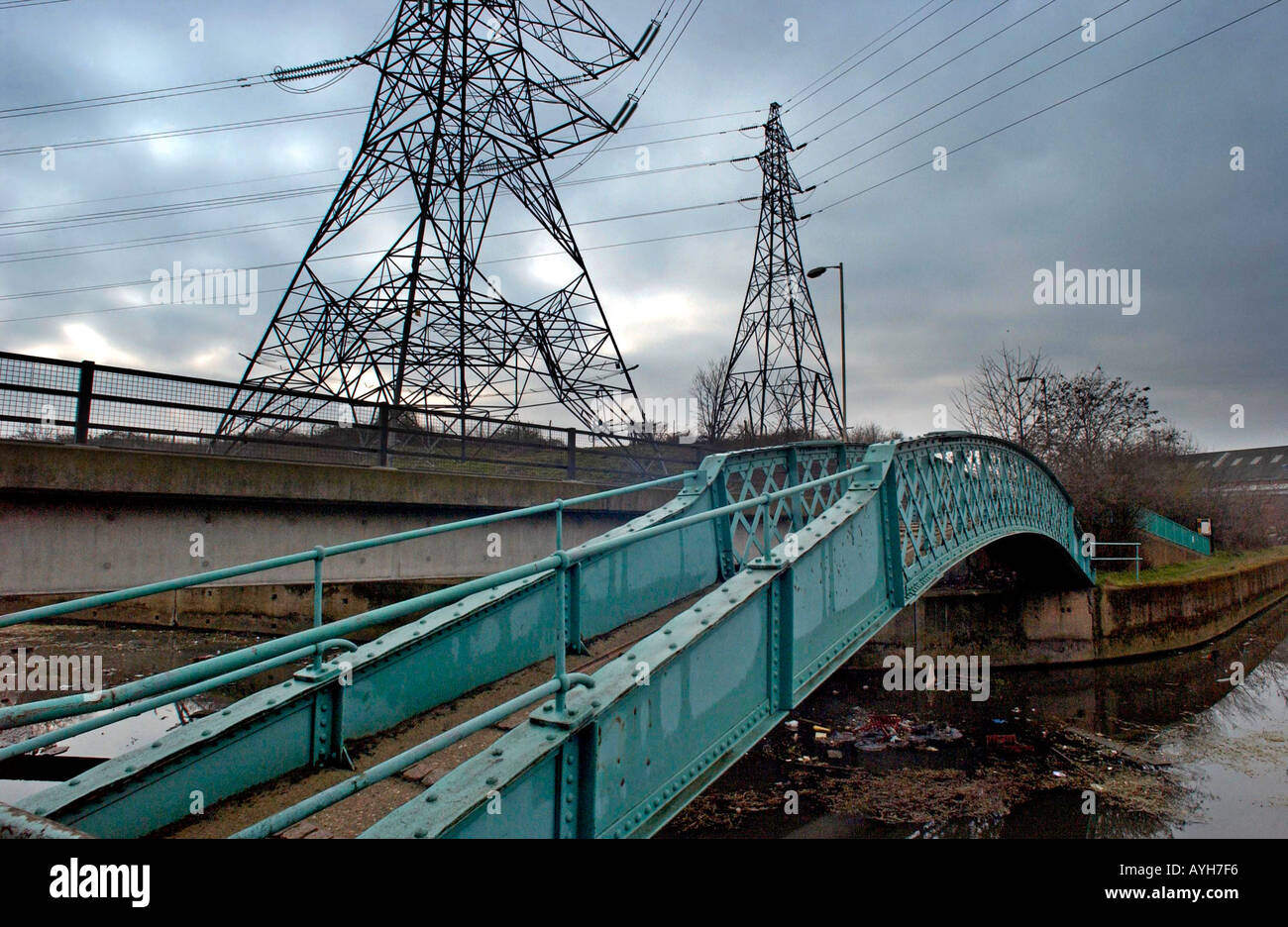 Britischen Wasserstraßen. Der Fluss Lea in Essex durchzieht eine Industrielandschaft. Stockfoto