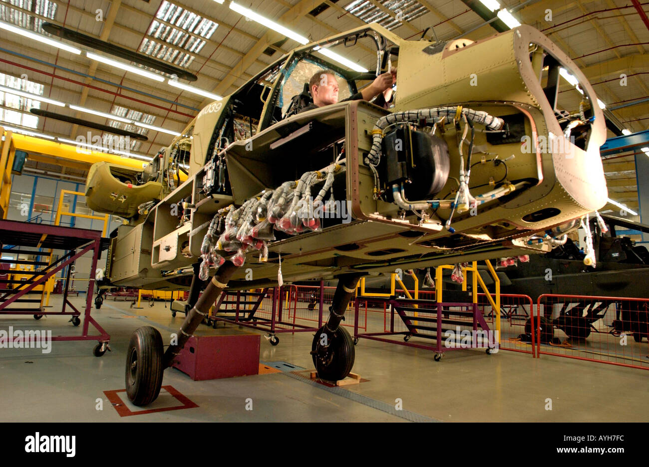 Erfahrene Schlosser an die Westland Hubschrauber Fabrik Yeovil Somerset Avon Großbritannien UK Großbritannien Stockfoto