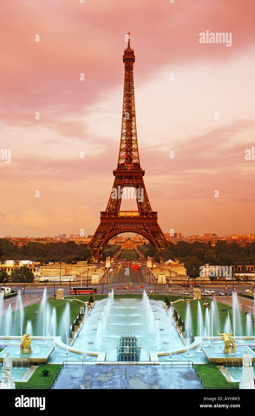 Eiffelturm und Trocadero-Gärten mit Springbrunnen in Paris bei Sonnenuntergang Stockfoto