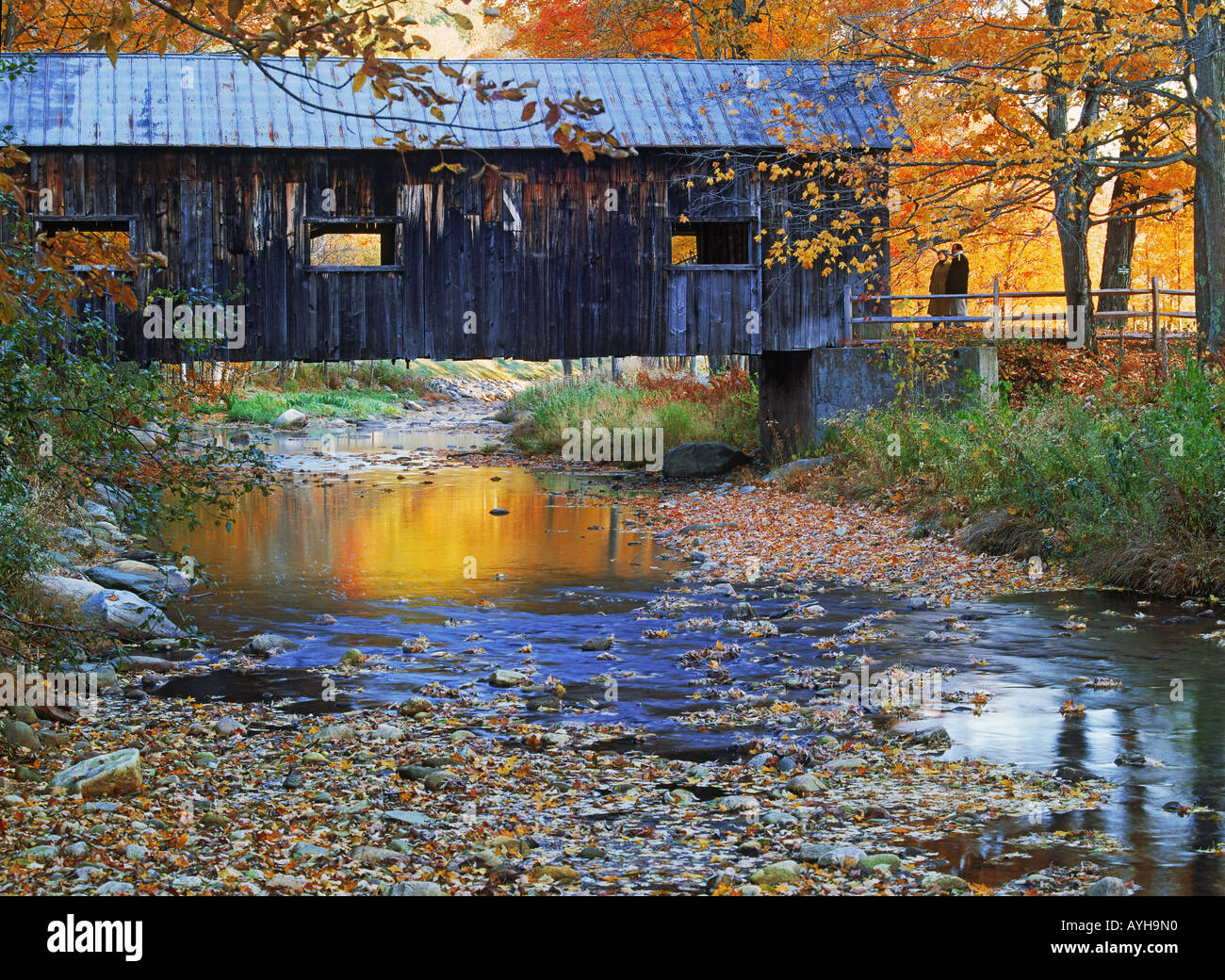 Alte Brücke inmitten Herbstlaub in der Nähe von Grafton, Vermont in Neu-England Stockfoto