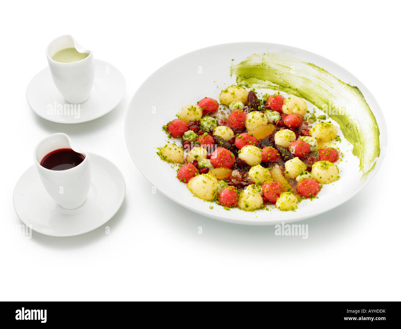 Frische Melone mit Pistazien-Mousse und gekühlte Granatapfel-Suppe Stockfoto
