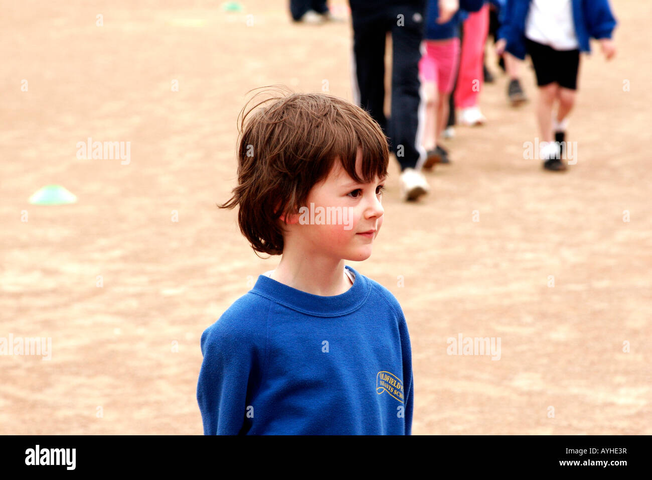 Schuljunge auf Spielplatz tragen Schuluniform Stockfoto