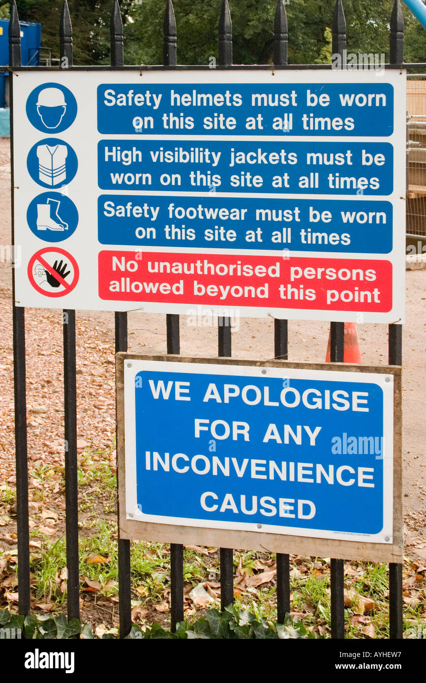 Obligatorische gesundheitliche Unbedenklichkeit Zeichen auf einem Bauzaun Roath Park Cardiff UK Stockfoto