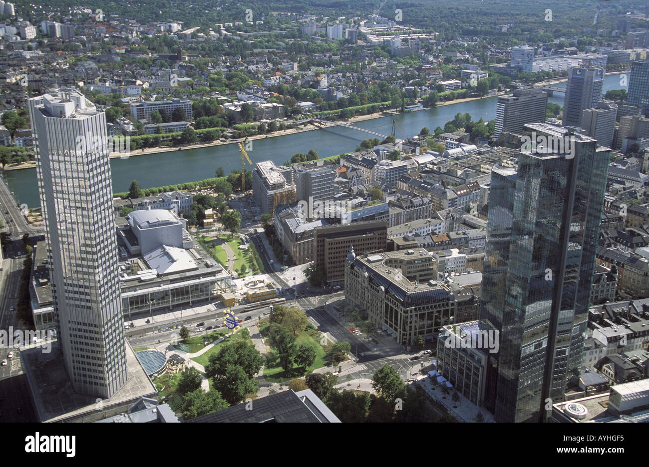 Frankfurt Am Main Rechts Europaeische Zentralbank verbindet Dresdner Bank Stockfoto