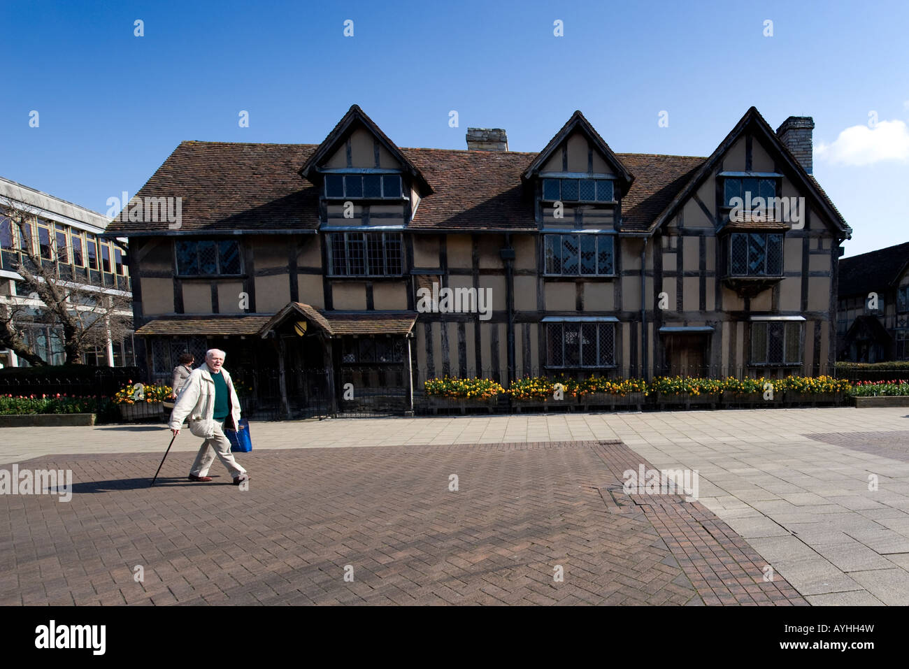 Ein Fußgänger geht vorbei an der Geburtsort von William Shakespeare in der ruhigen Warwickshire Stadt Stratford Stockfoto